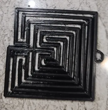 Bông tai/medallion mê cung hình vuông