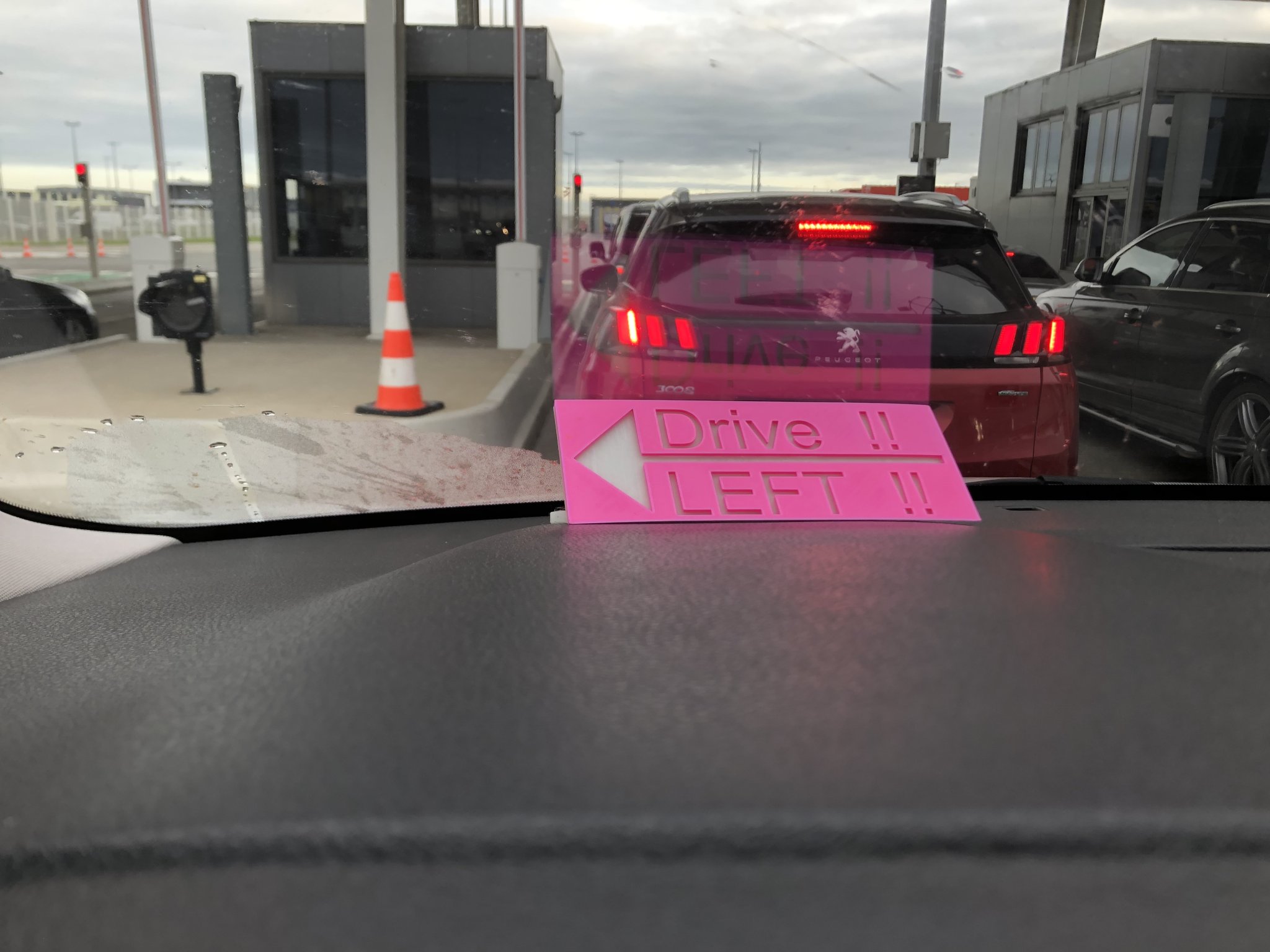 Biển báo lái xe bên trái tại New Zealand