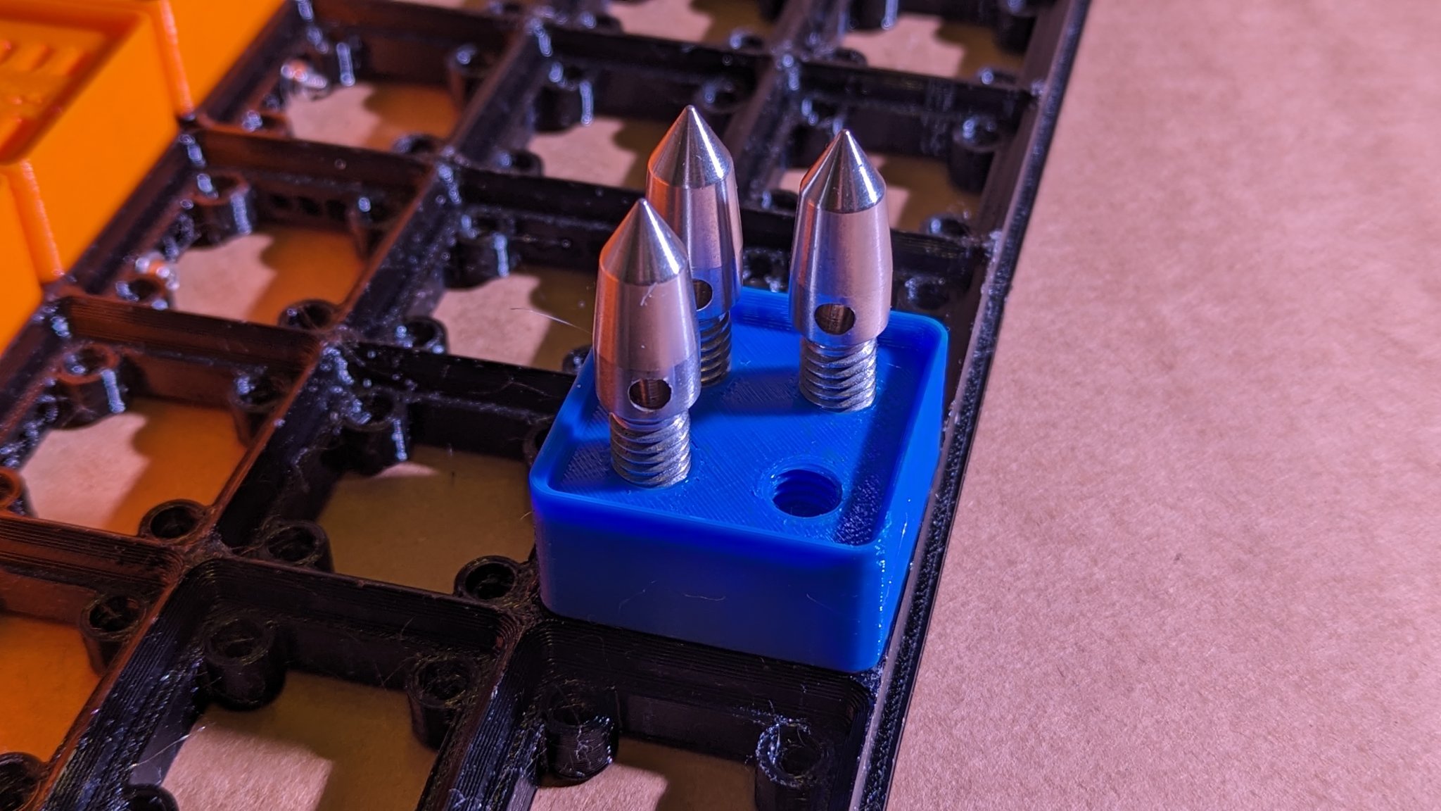 Giá đỡ chân nhọn cho chân tripod Gridfinity