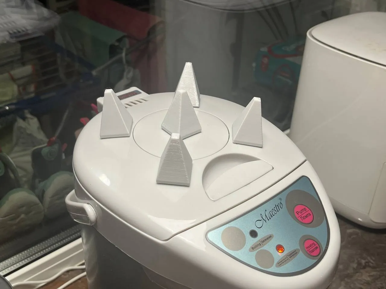 Giá đỡ chống mèo sphynx ngồi lên bình giữ nhiệt