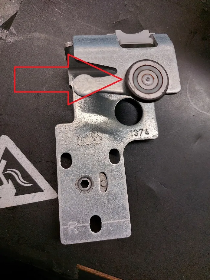 Thay thế cuộn cửa cho tủ quần áo Ikea Pax