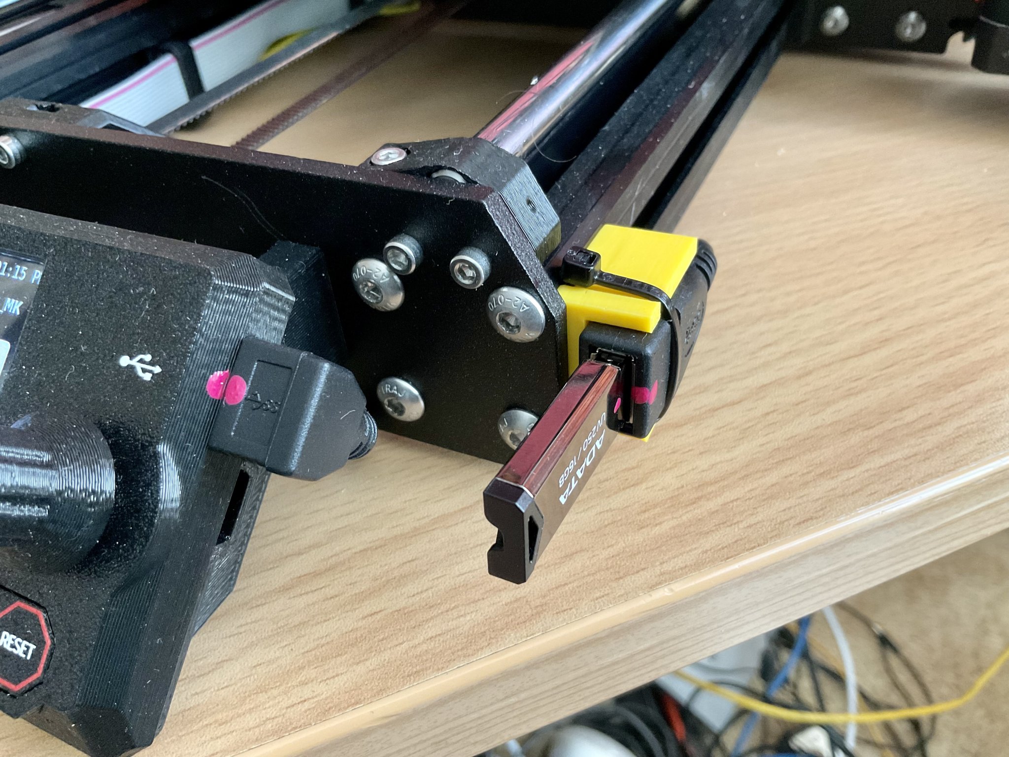 Giá đỡ mở rộng USB cho máy in Prusa MK4 và điểm đỏ