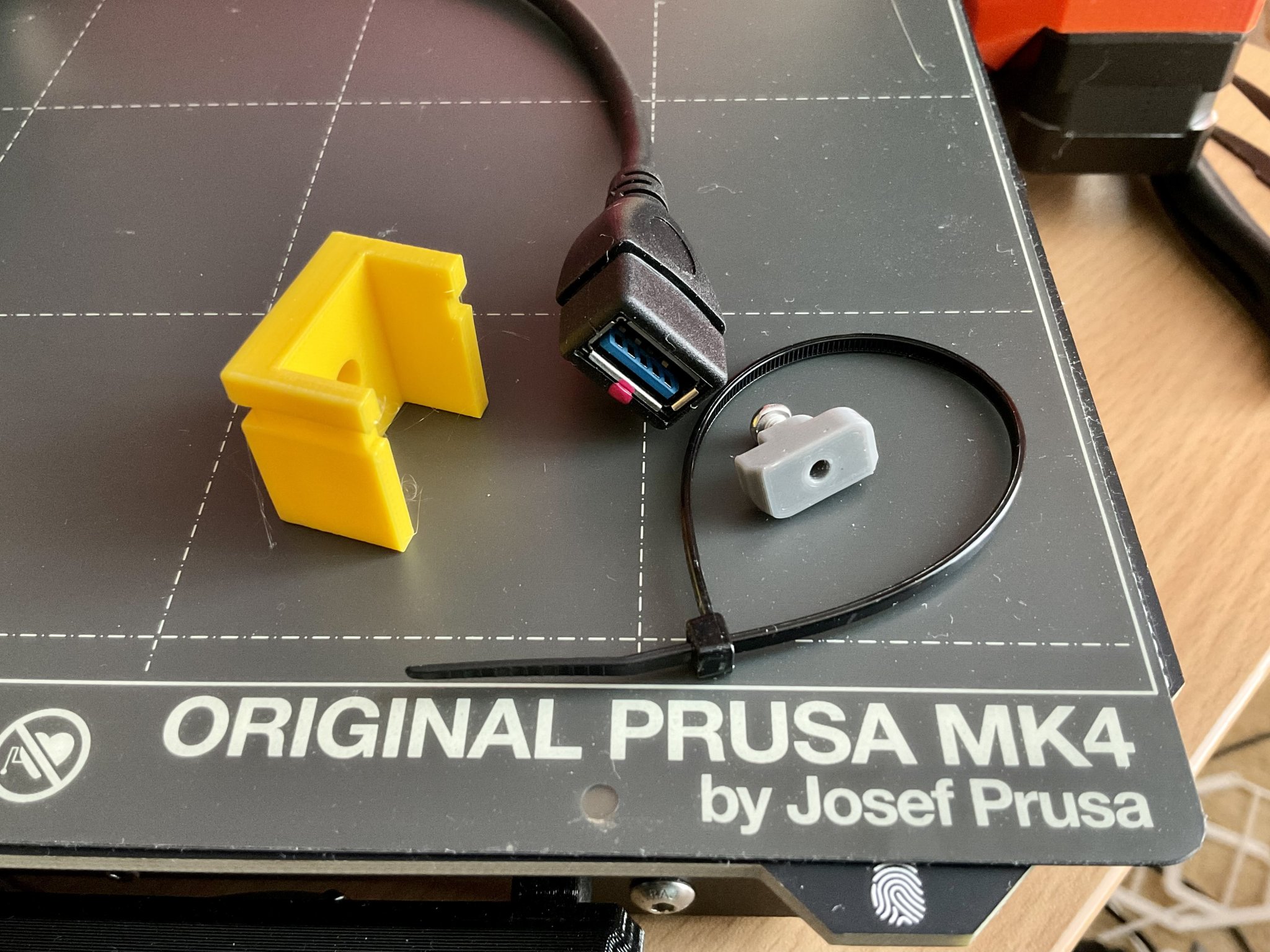 Giá đỡ mở rộng USB cho máy in Prusa MK4 và điểm đỏ
