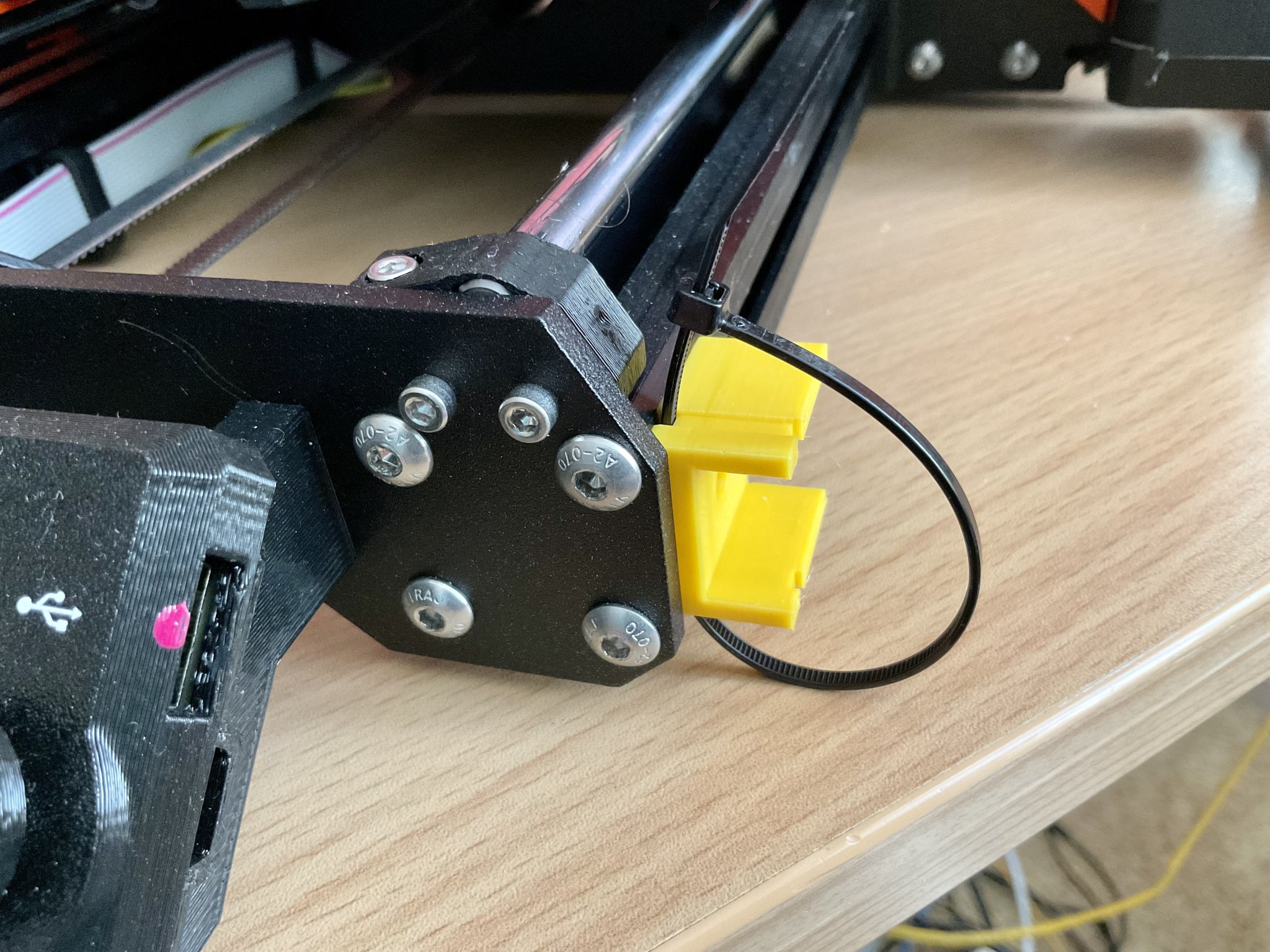 Giá đỡ mở rộng USB cho máy in Prusa MK4 và điểm đỏ