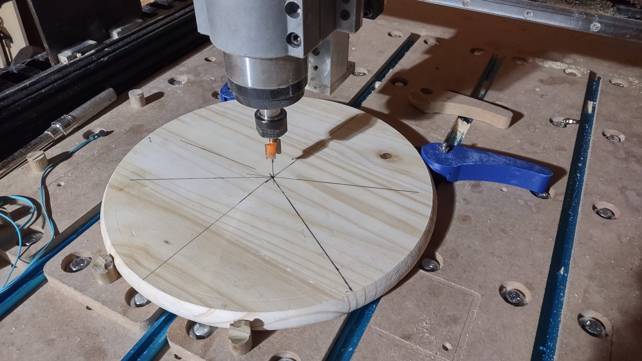 Hệ thống kẹp cam và chốt cho máy CNC với ray T-Track