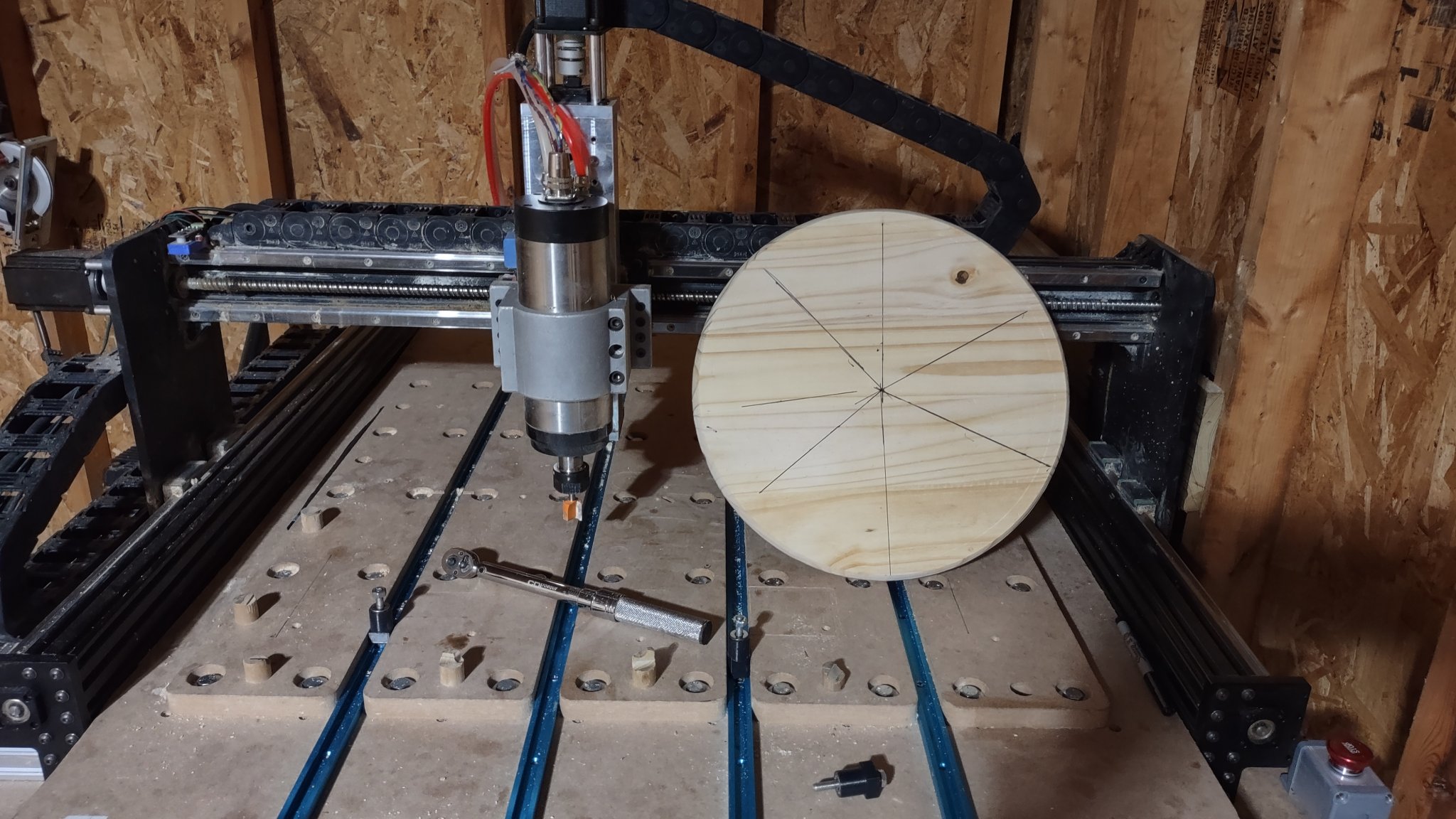 Hệ thống kẹp cam và chốt cho máy CNC với ray T-Track