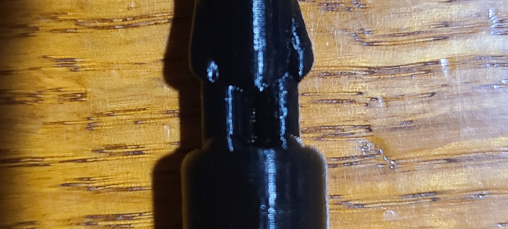 Nhân vật trò chơi Trouble với người nhỏ trên đỉnh