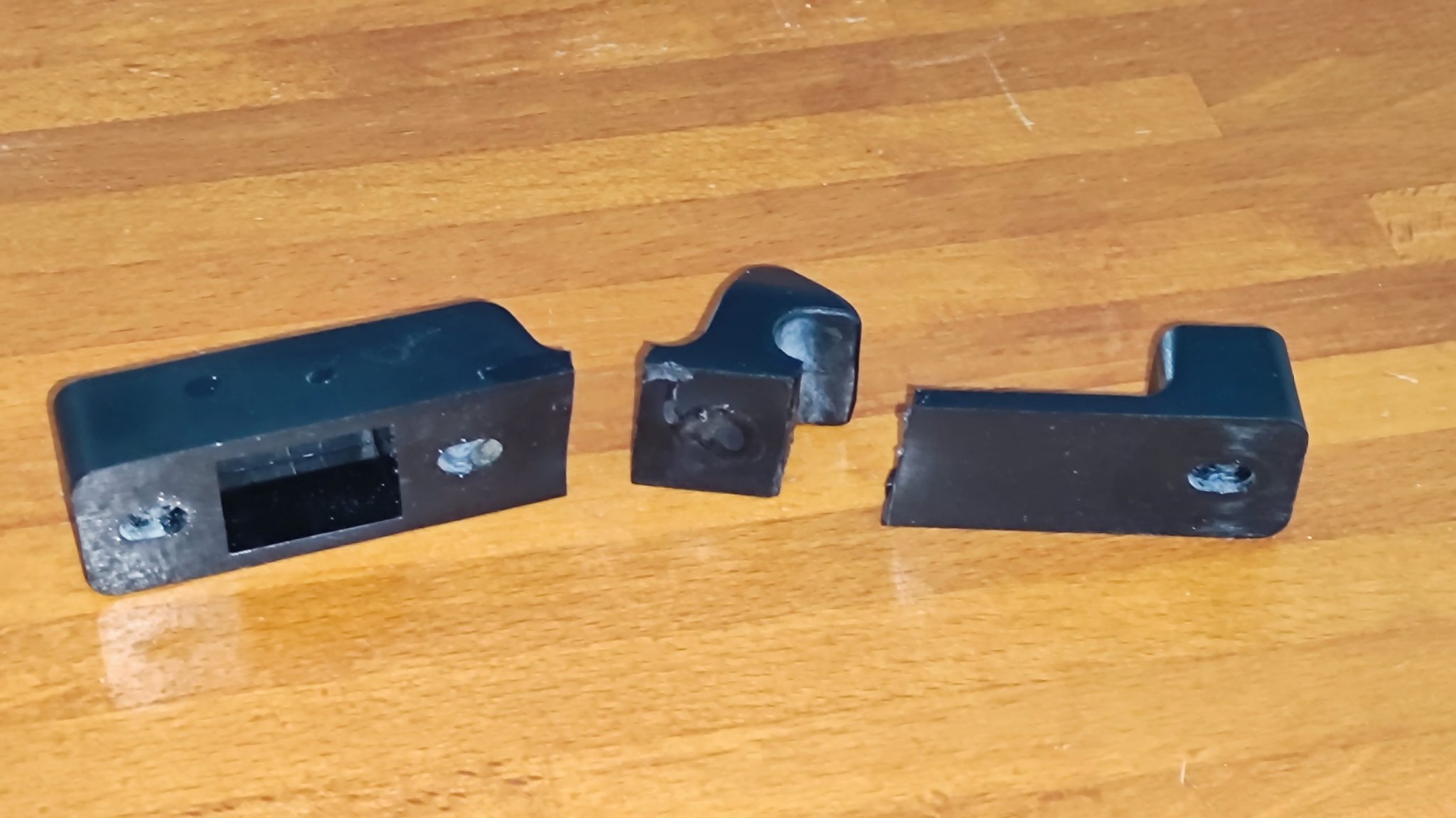 Móc cửa thay thế cho cổng bị hỏng