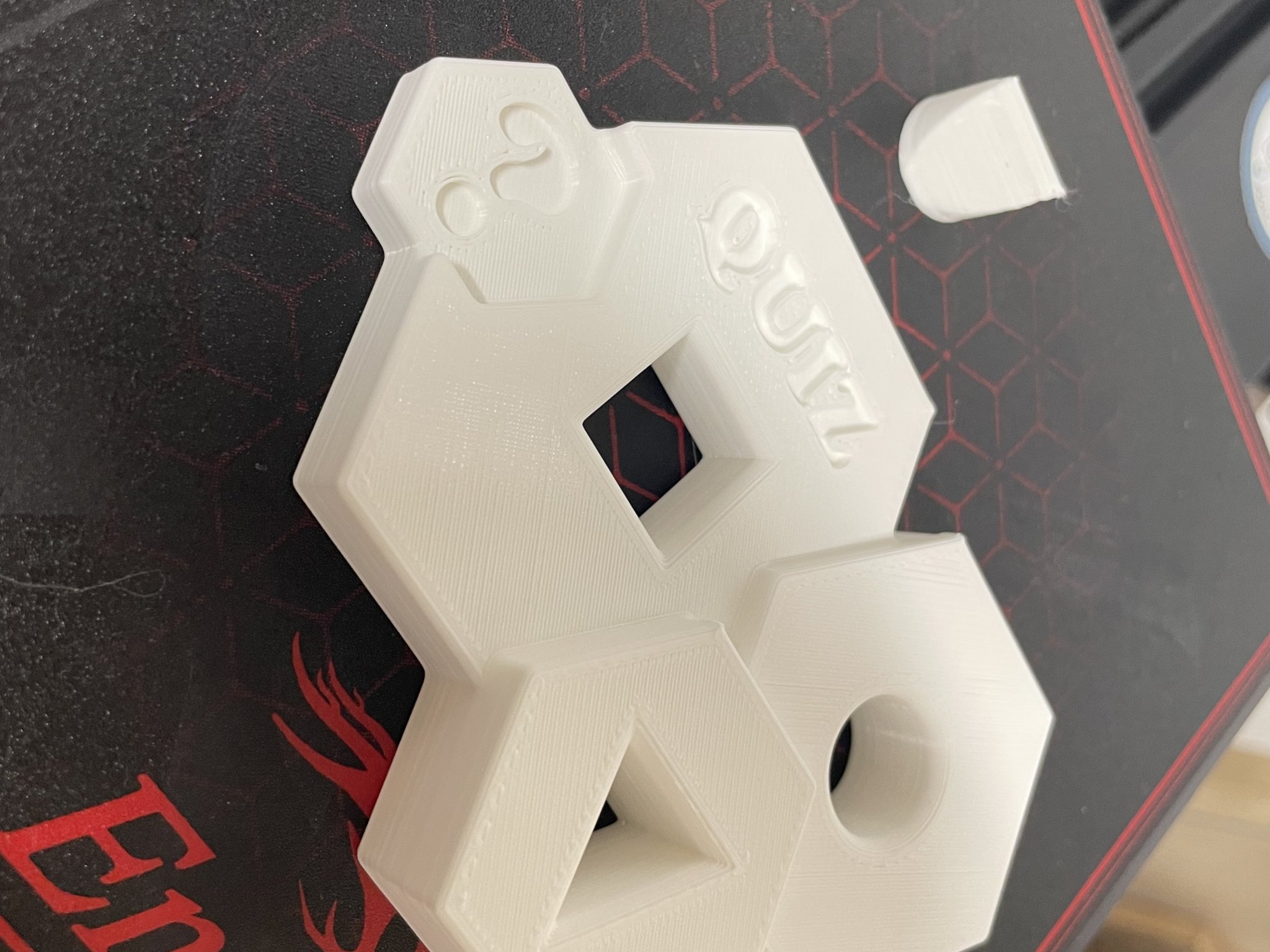 Câu đố hình học với 3 lỗ thử thách trí tuệ