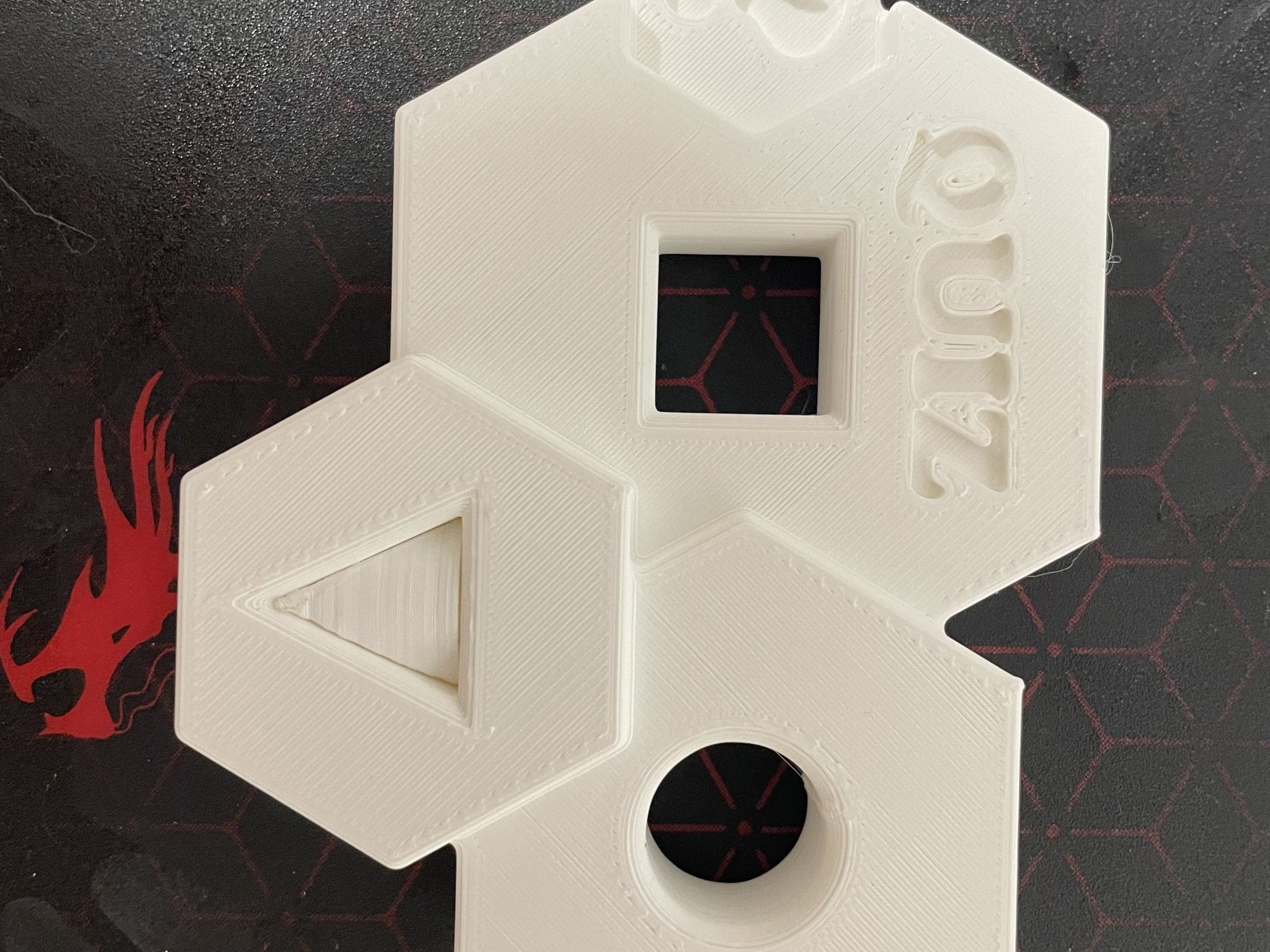 Câu đố hình học với 3 lỗ thử thách trí tuệ