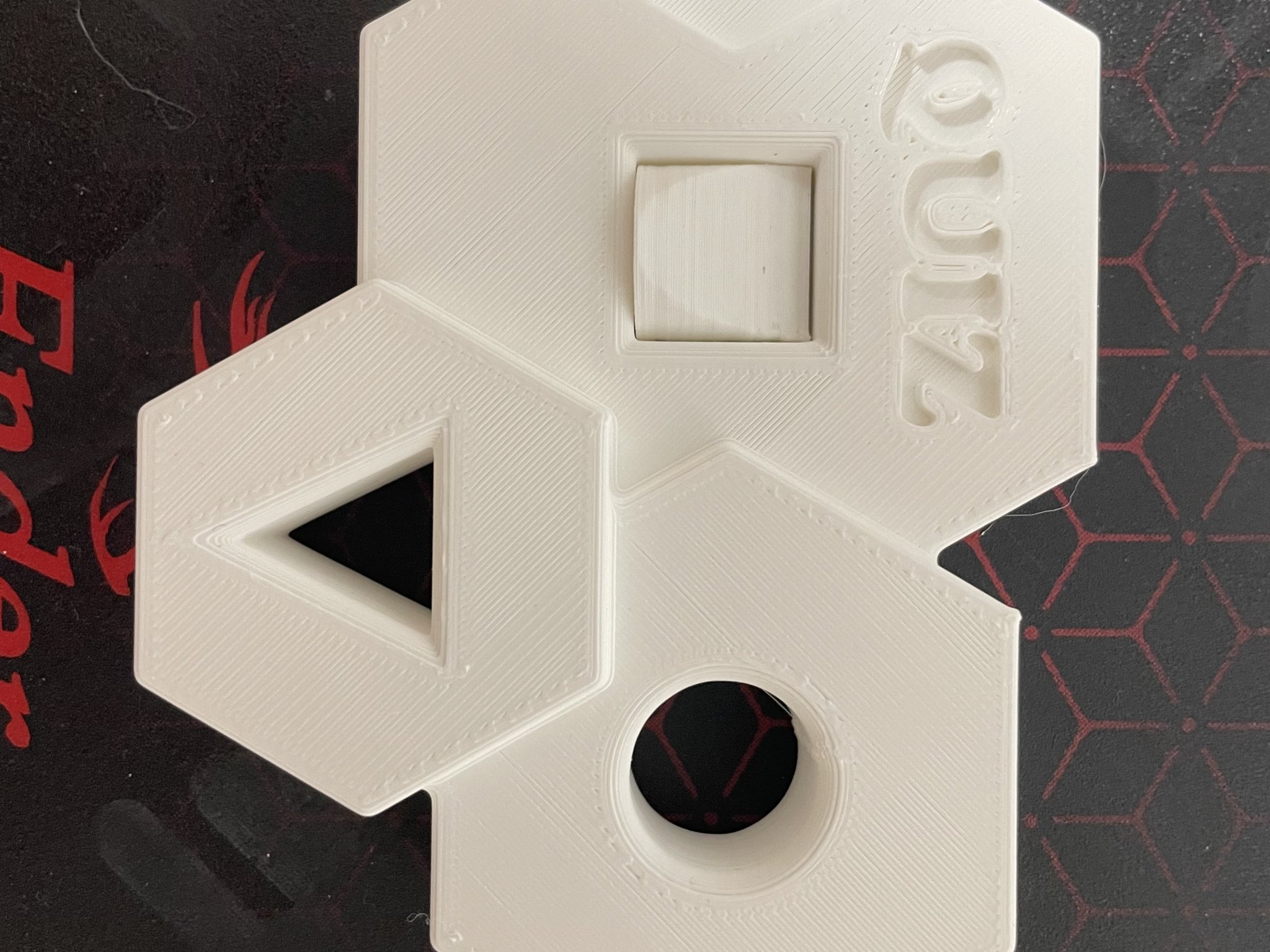 Câu đố hình học với 3 lỗ thử thách trí tuệ