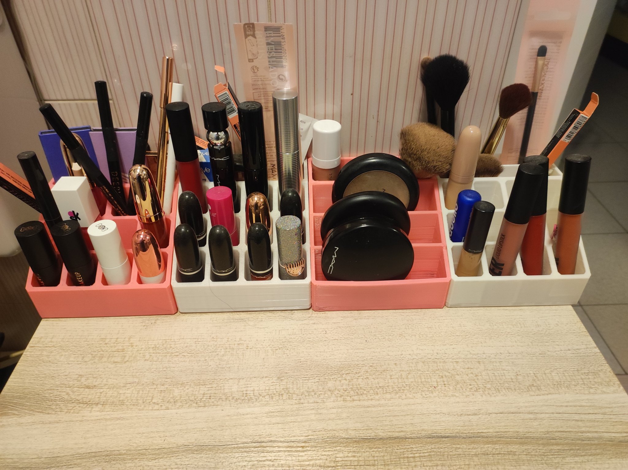 Giá đỡ trang điểm tiện lợi cho phái đẹp