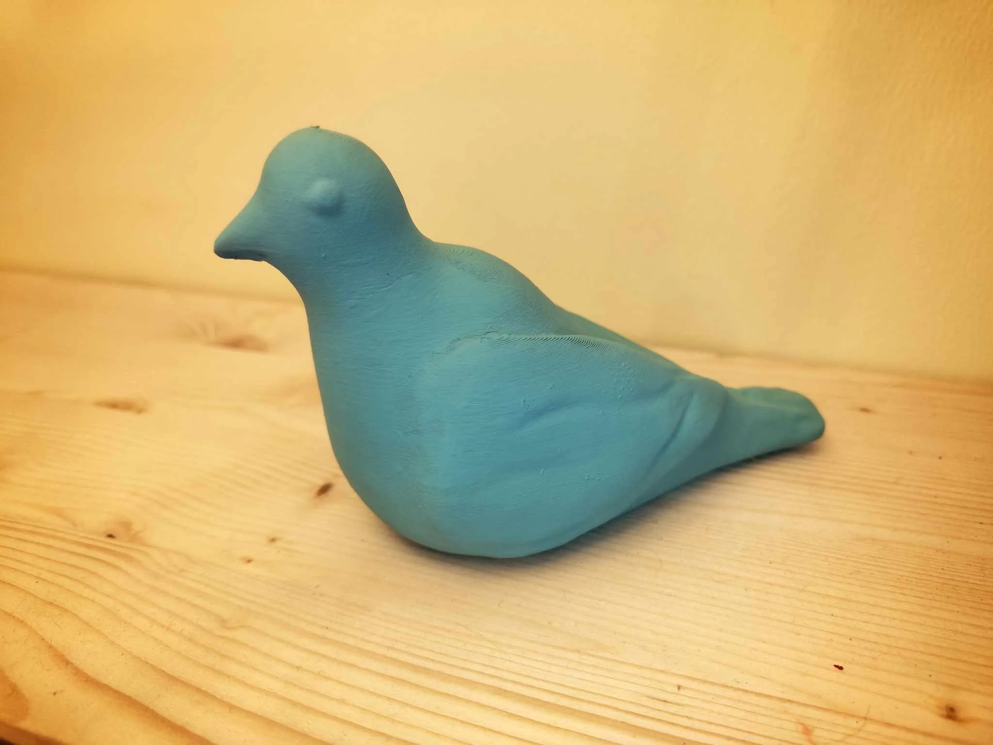 Bồ câu vườn được quét và điêu khắc nhẹ