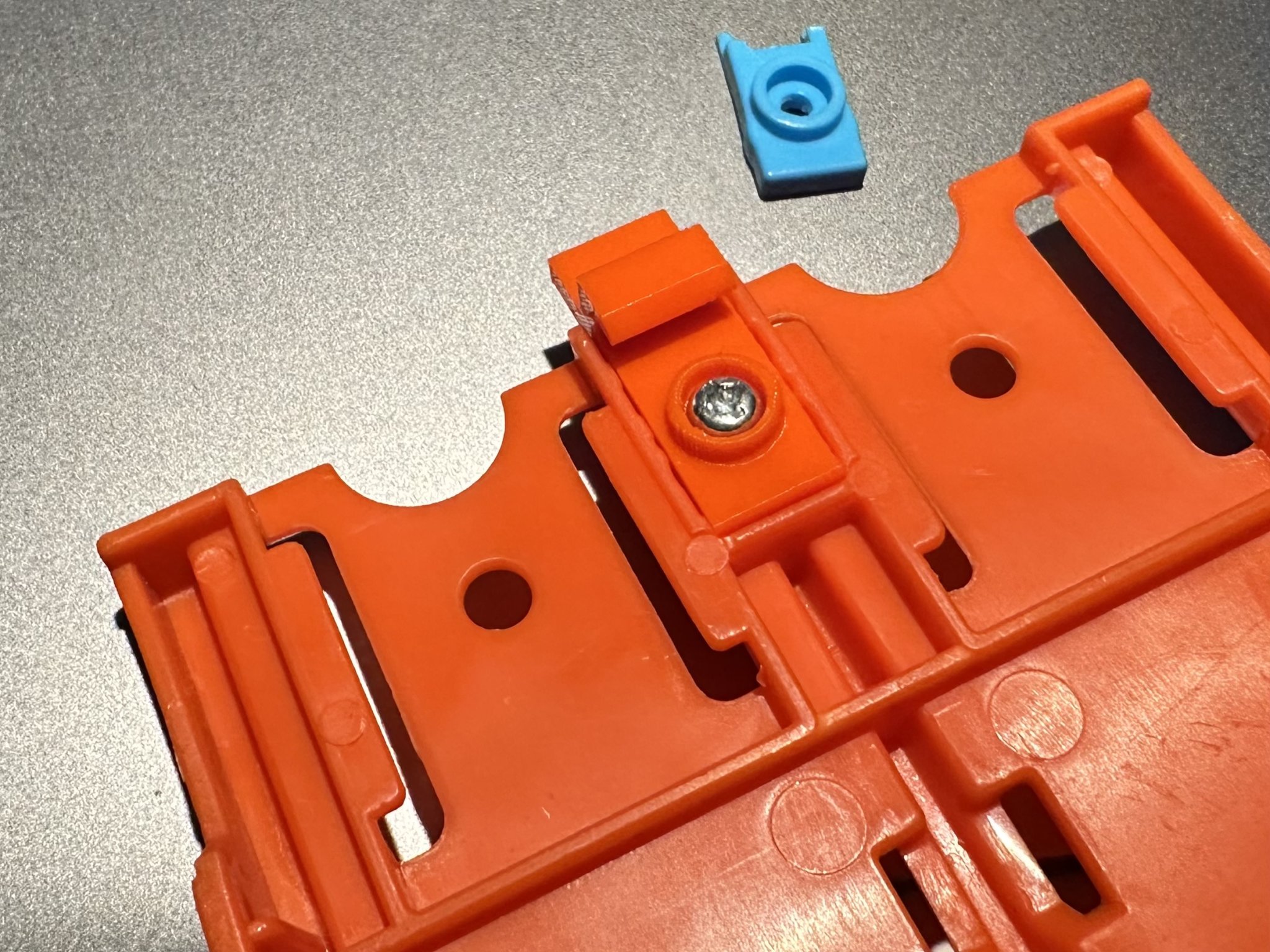 Thay thế chốt hỏng cho xe tải Hot Wheels Speedway