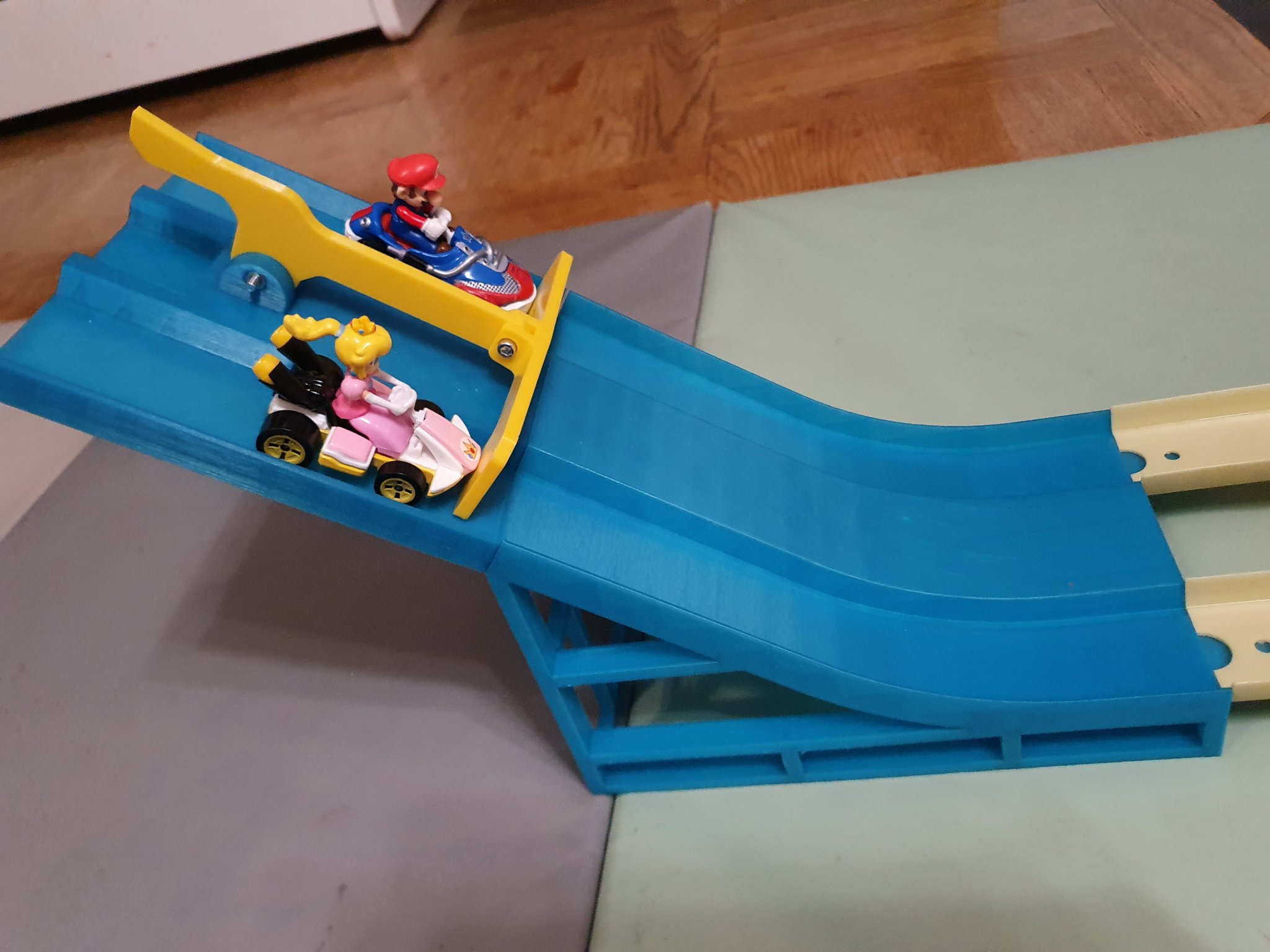 Cổng xuất phát và đường dốc cho xe Hot Wheels