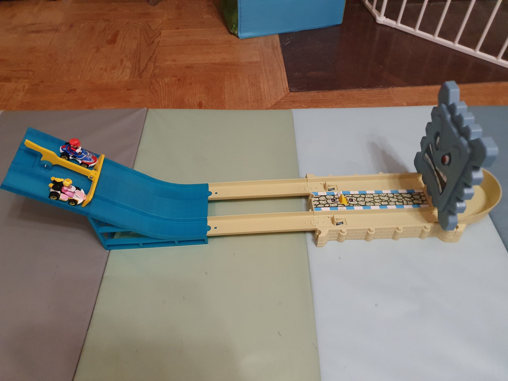 Cổng xuất phát và đường dốc cho xe Hot Wheels