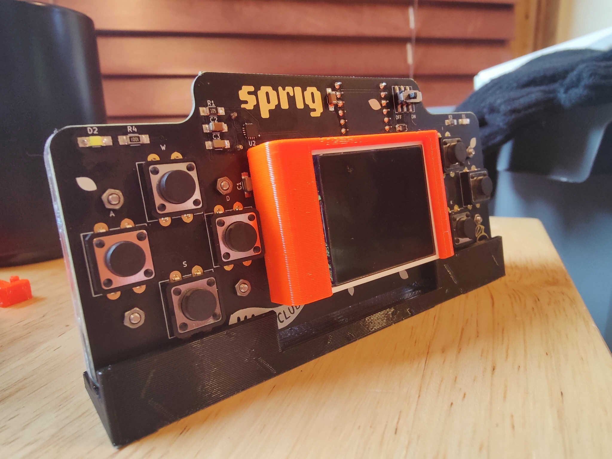 Giá đỡ vật liệu thấp cho console Sprig của hackclub