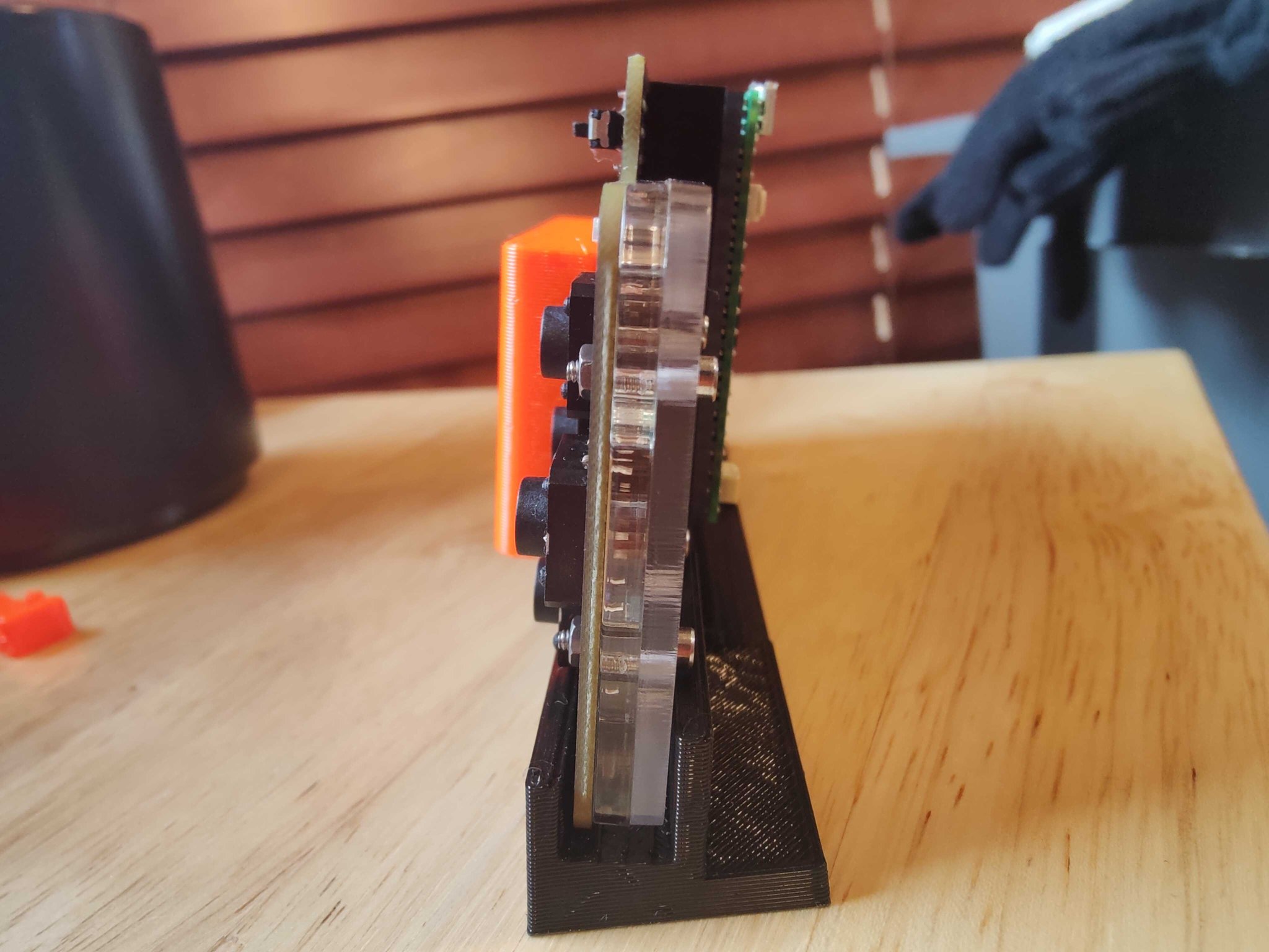 Giá đỡ vật liệu thấp cho console Sprig của hackclub