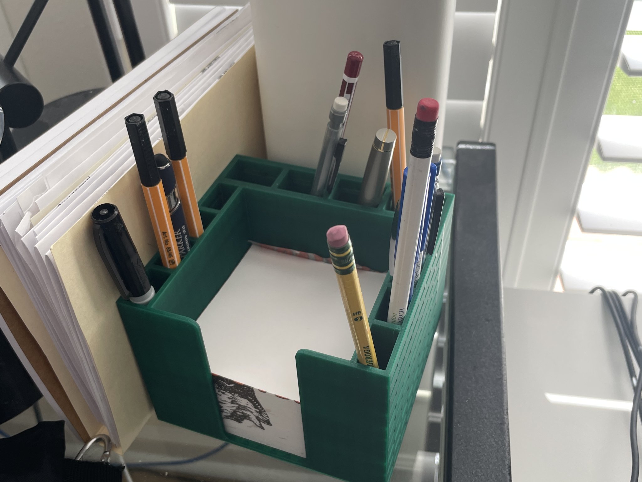 Giá đỡ bút với thiết kế thông minh cho bàn làm việc