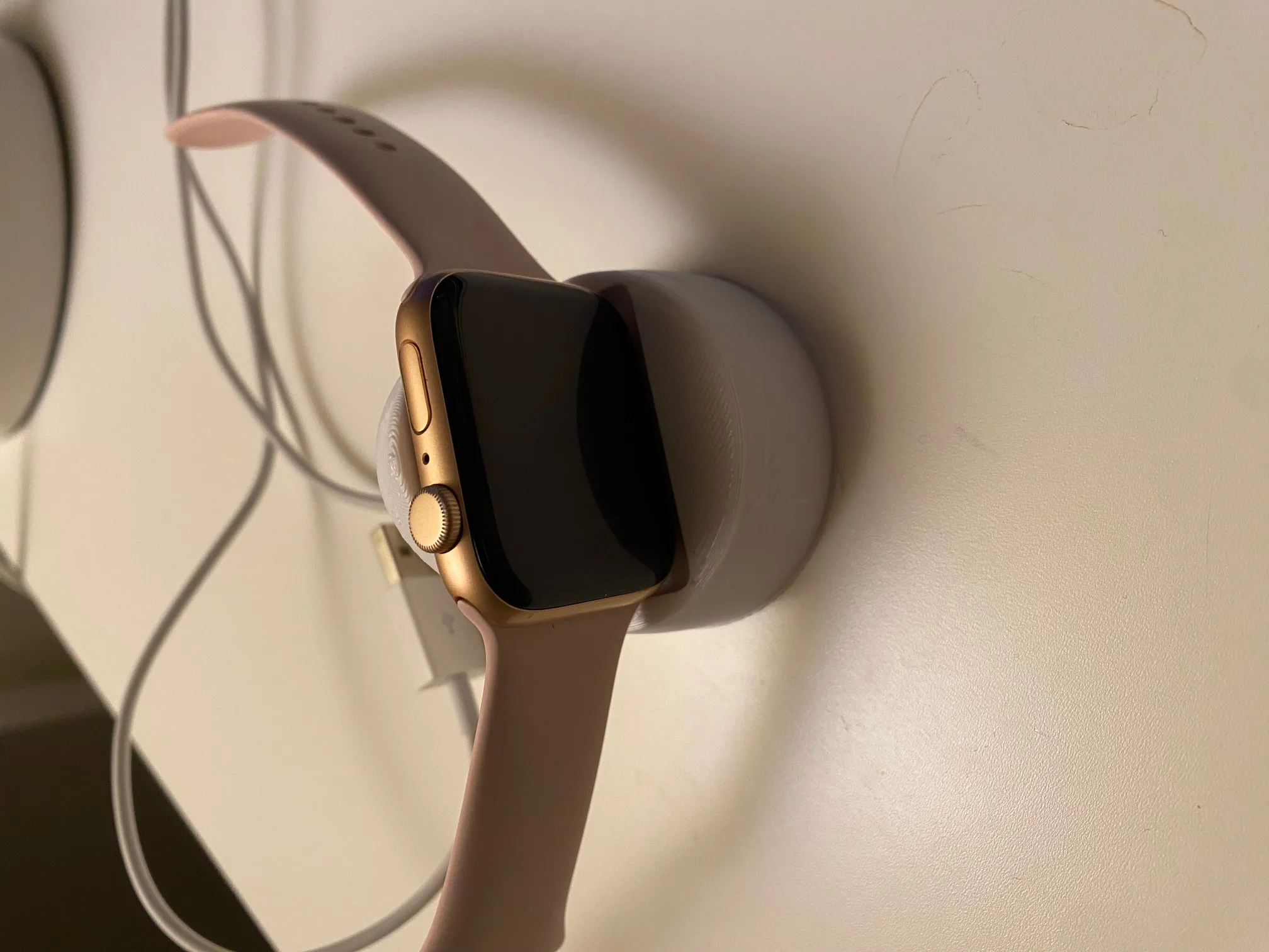 Giá đỡ Apple Watch 42-44mm với lỗ cáp sạc mở rộng