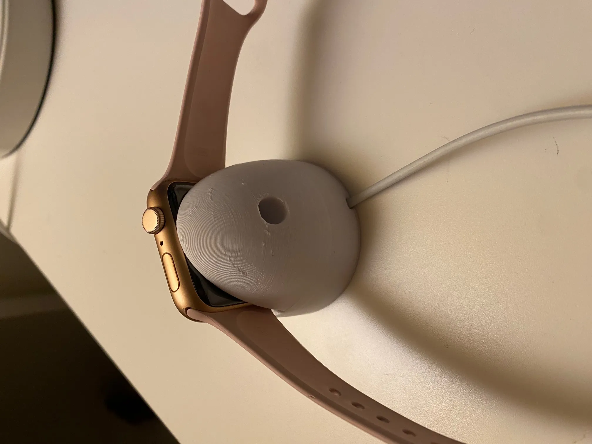 Giá đỡ Apple Watch 42-44mm với lỗ cáp sạc mở rộng