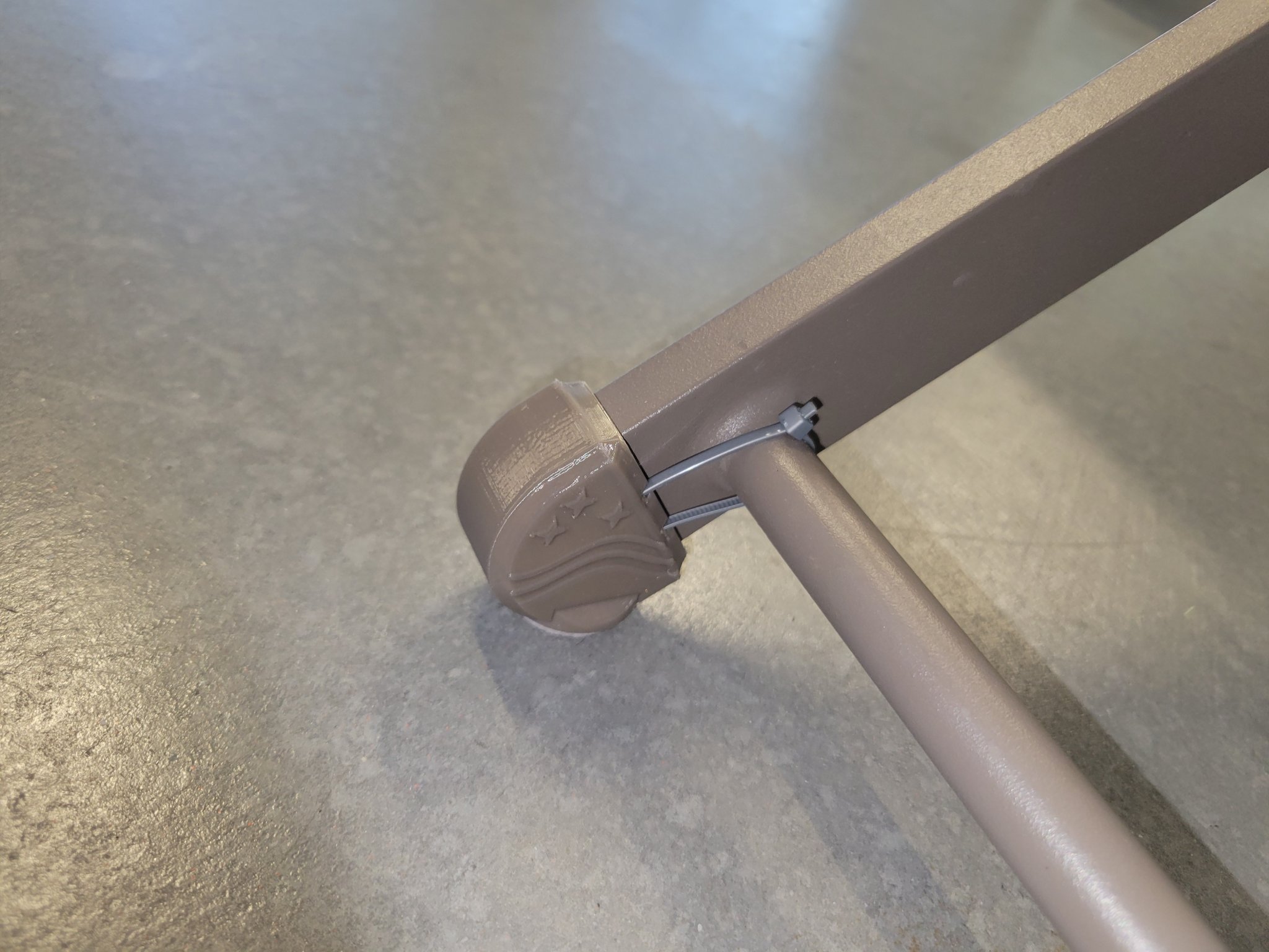 Chân thay thế cho ghế 'Fauteuil repas avec coussin' của Sifas