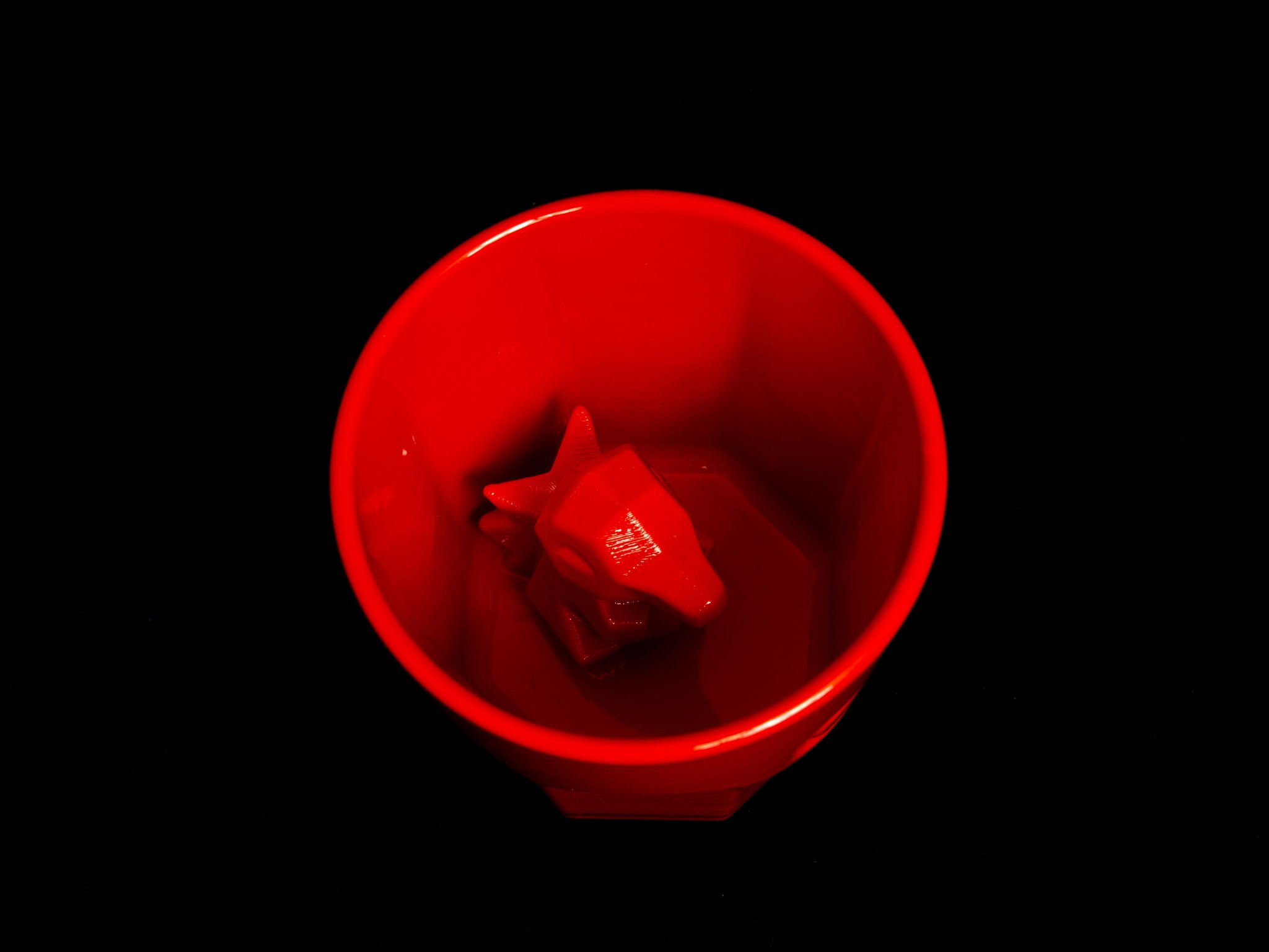 Cyndaquil ẩn mình trong cốc Octaglass