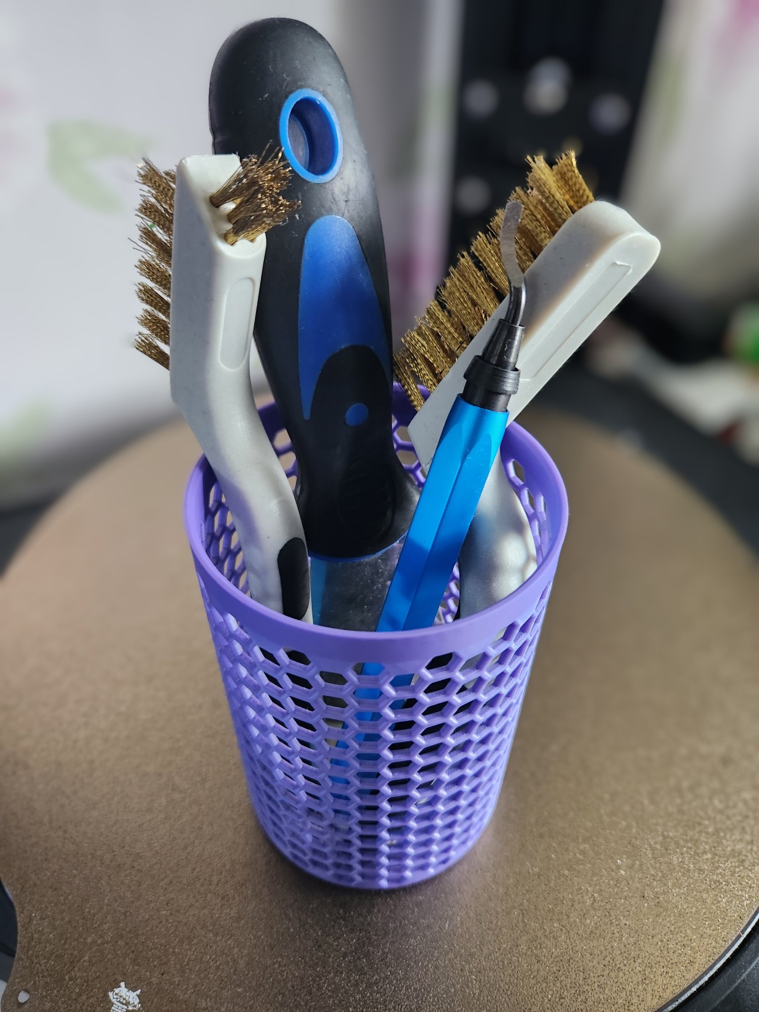 Giá đỡ bút hình lục giác với thiết kế đơn giản