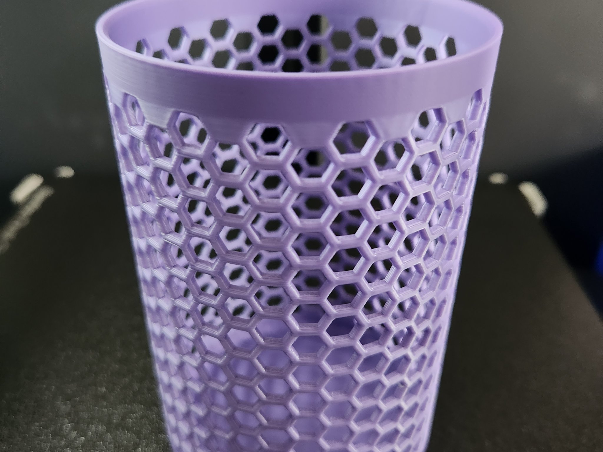 Giá đỡ bút hình lục giác với thiết kế đơn giản