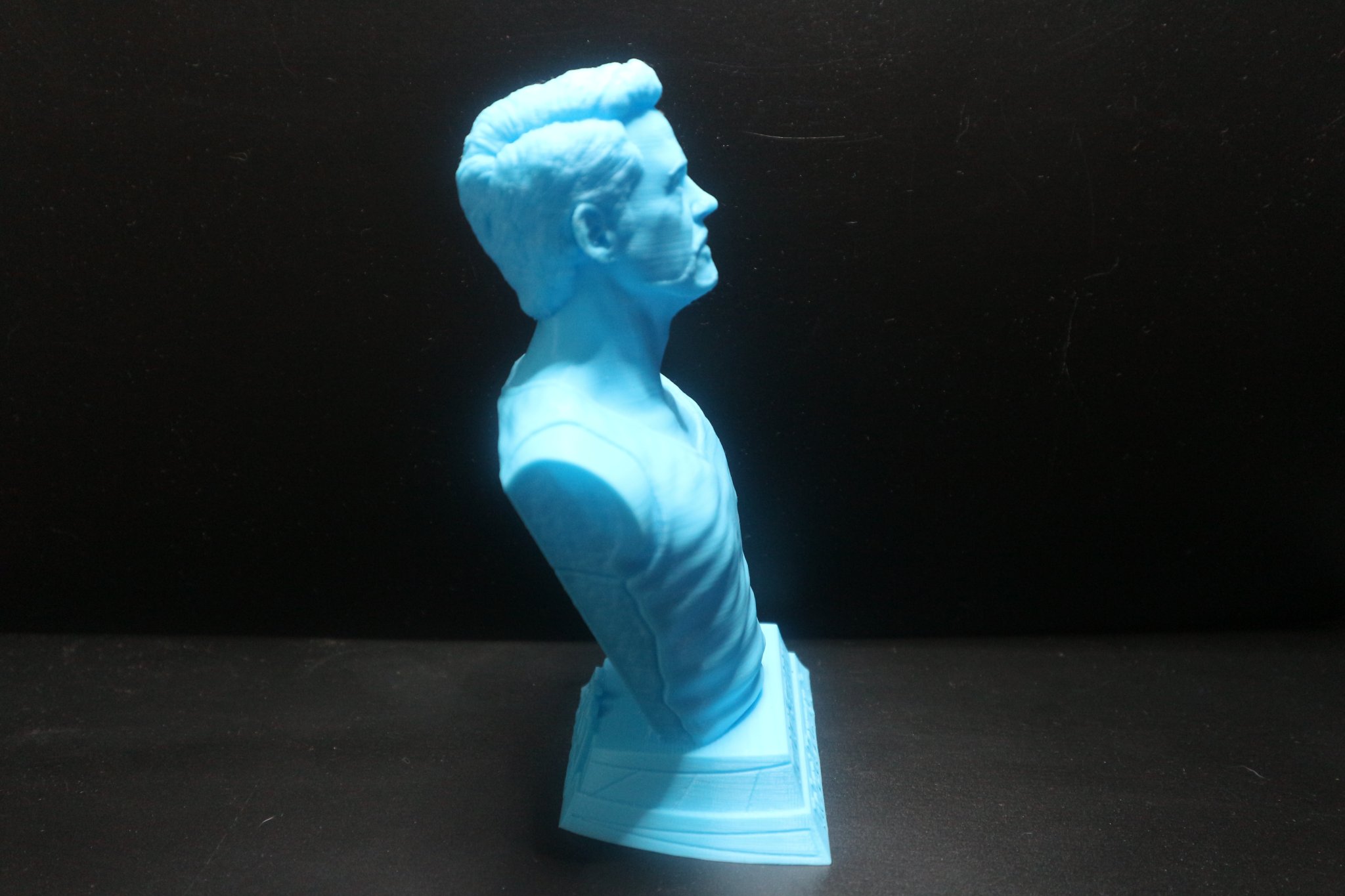 Tượng bán thân Tony Stark/Iron Man của Robert Downey Jr.