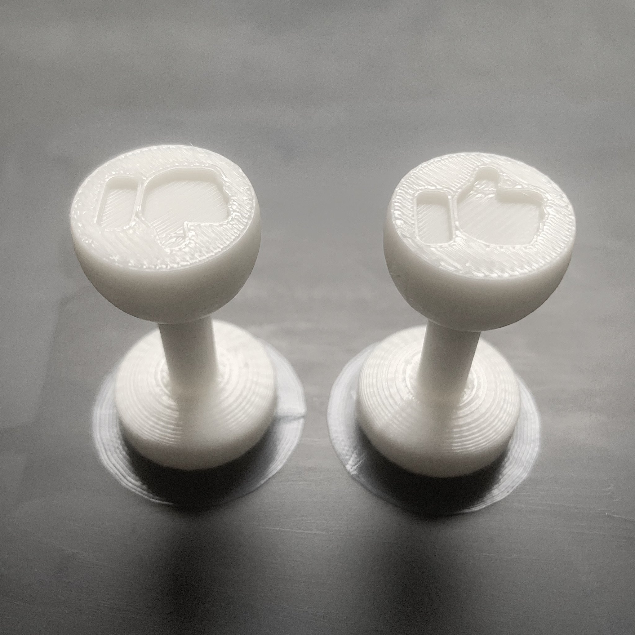 Con dấu đơn giản với biểu tượng tay và ngón tay cái lên/xuống