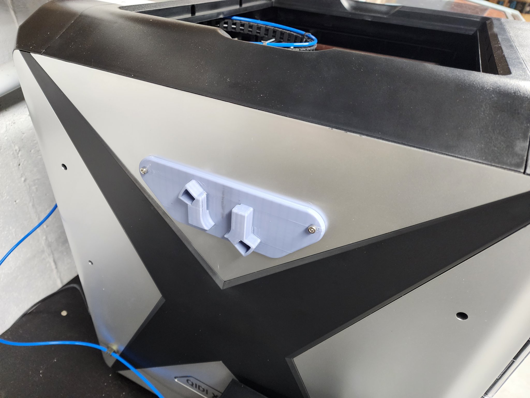 Giá đỡ bên cho việc nạp filament dễ dàng trên Qidi X-Max 3