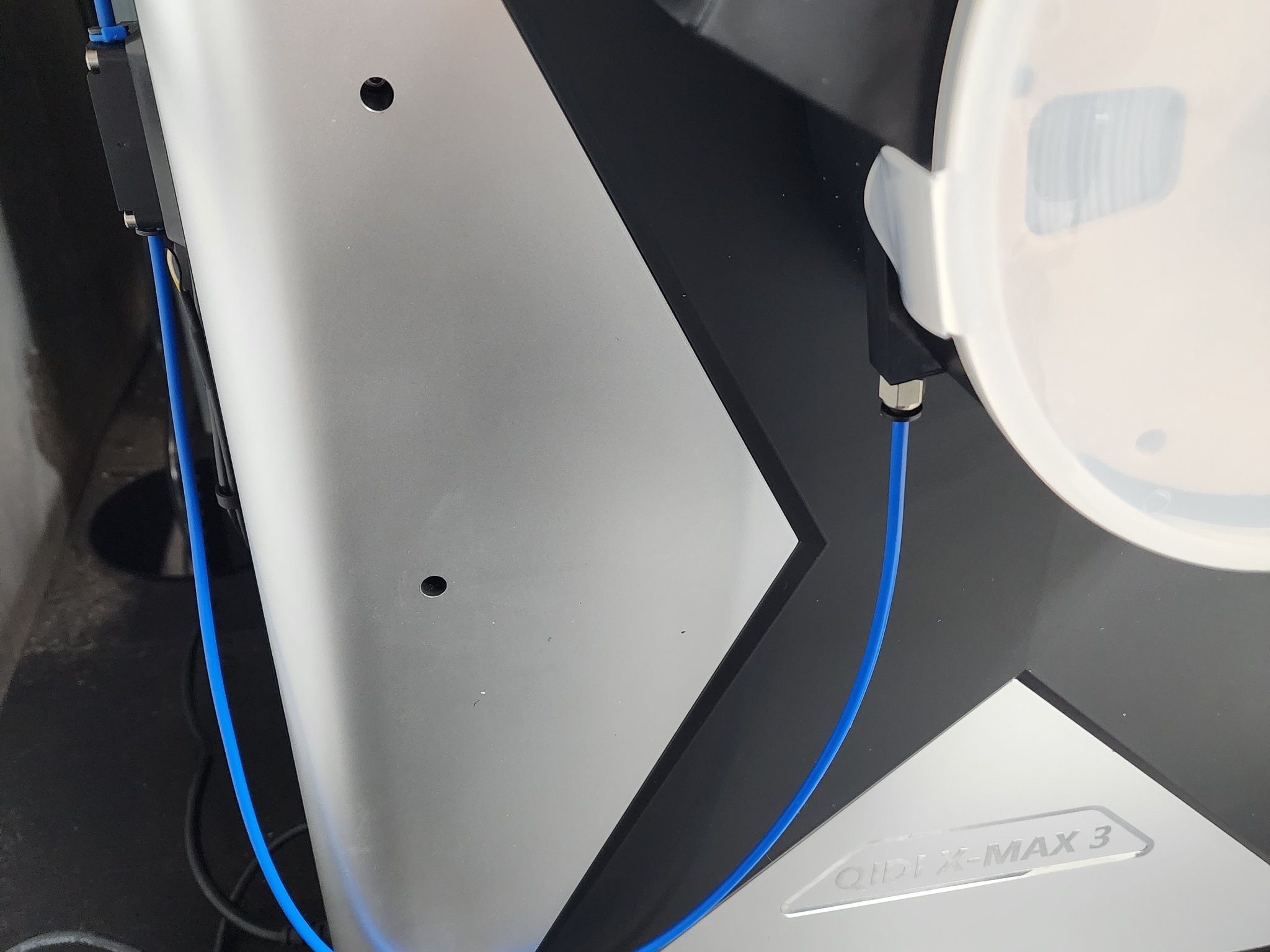 Giá đỡ bên cho việc nạp filament dễ dàng trên Qidi X-Max 3