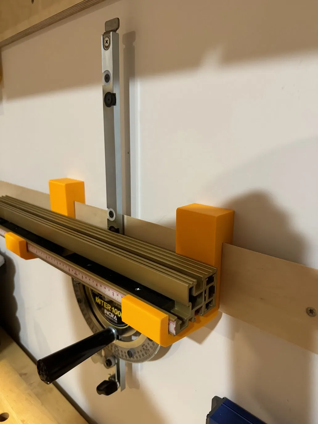 Giá đỡ tường cho thước cặp Incra 1000HD/SE với cleat Pháp