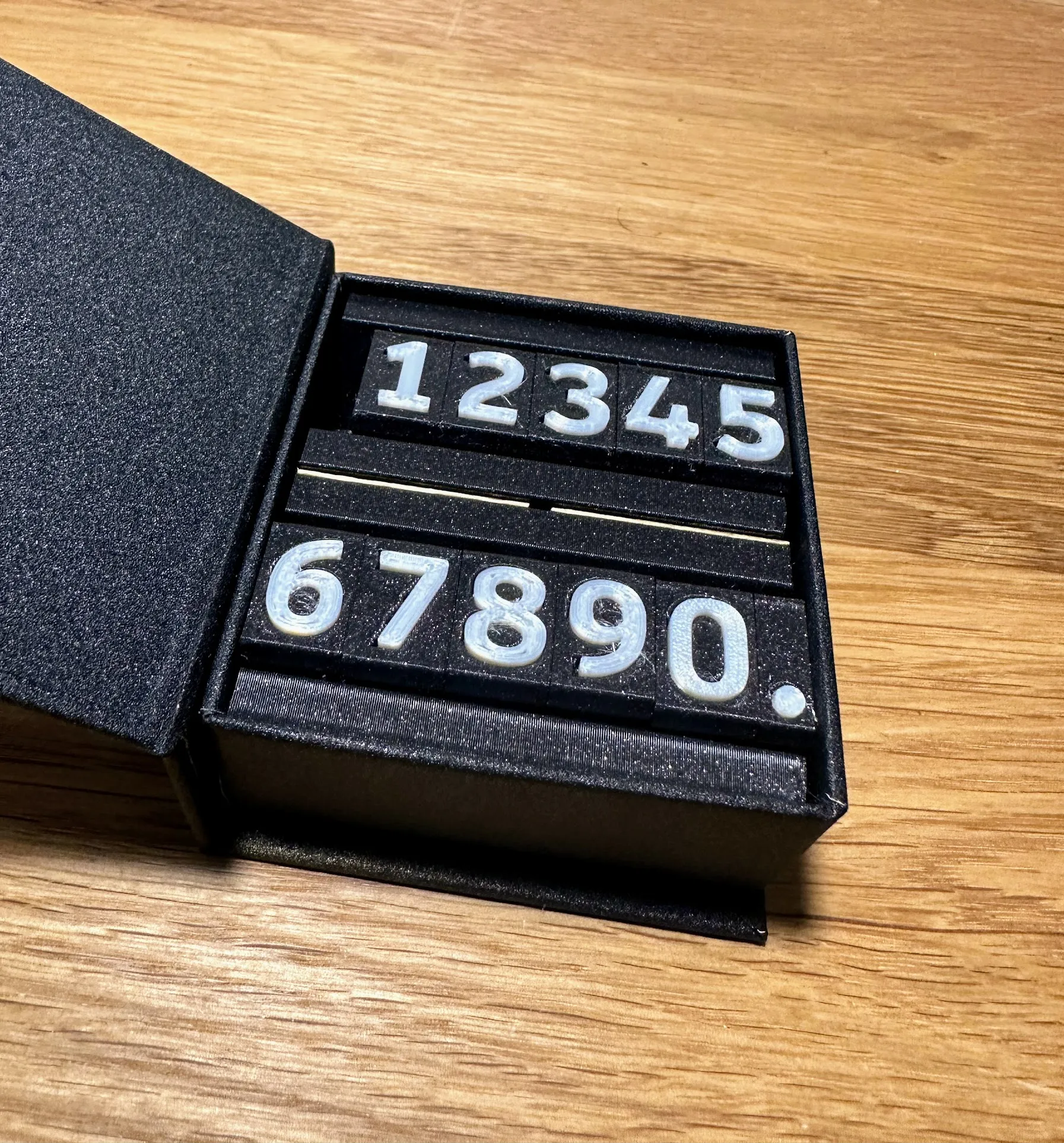 Thẻ giá từ tính hind. cho không gian bán lẻ