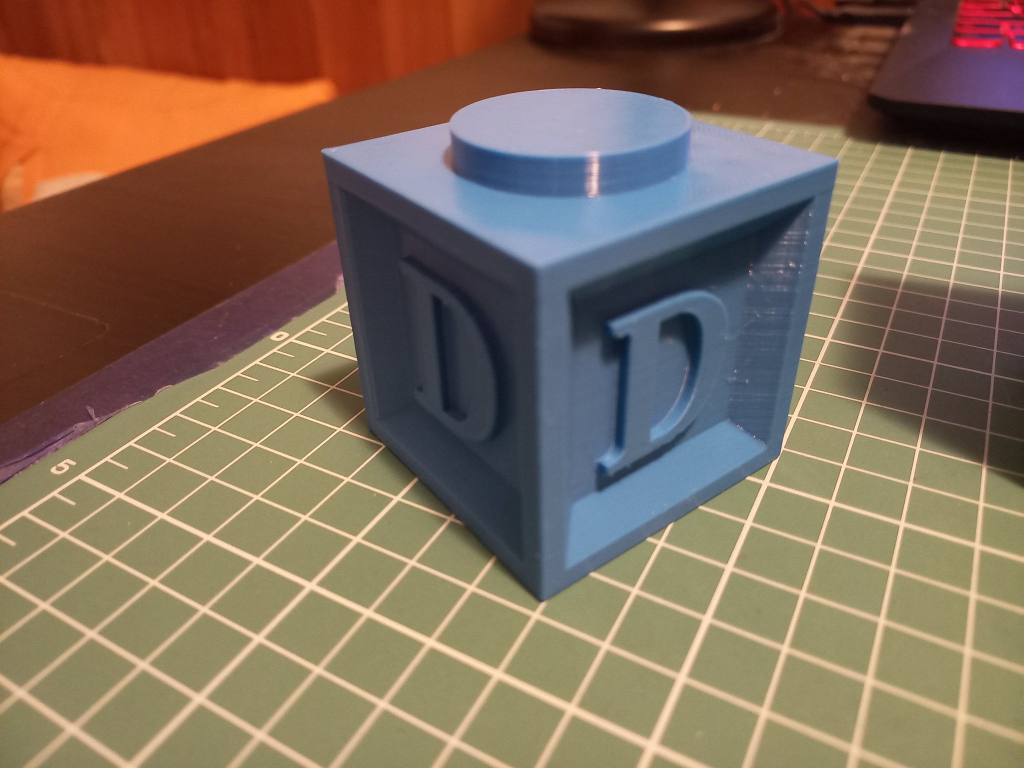 Khối chữ cái và số xếp chồng với chữ cái Croatia, Đức và...