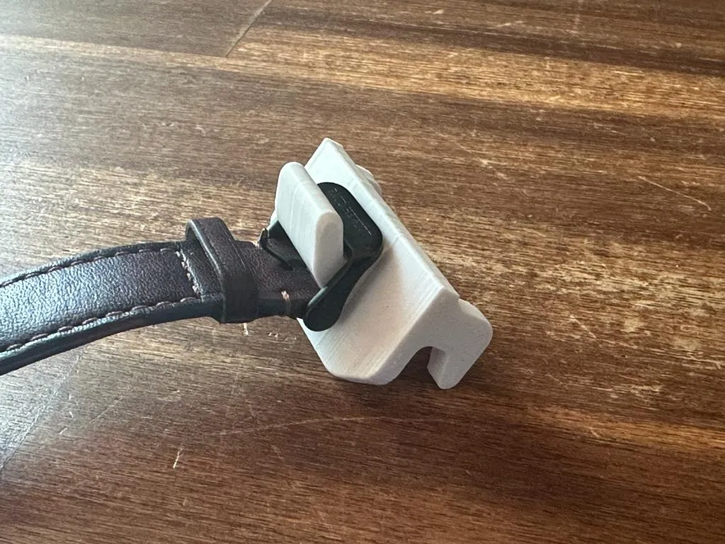 Giá đỡ đồng hồ Ikea Skadis với móc treo tiện lợi