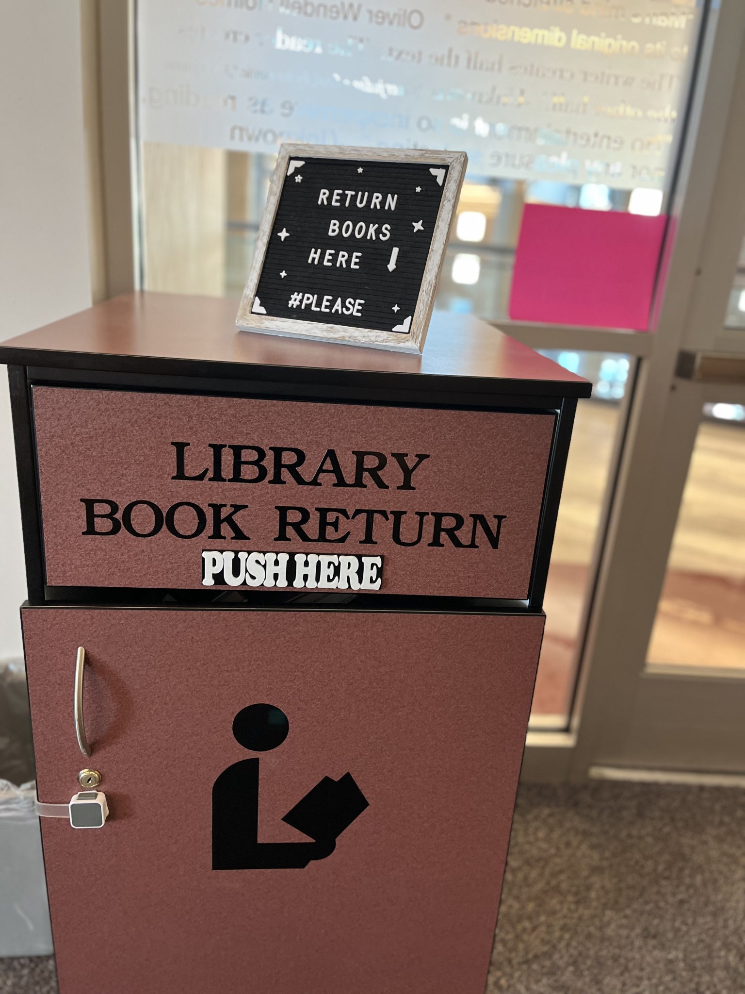 Biểu ngữ "Nhấn vào đây" cho hộp trả sách thư viện