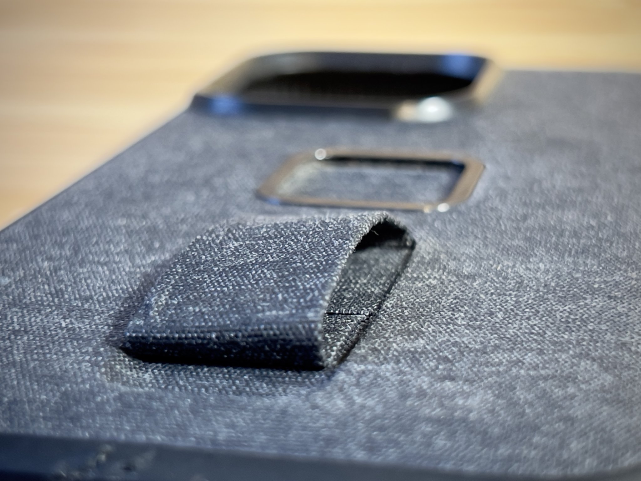 Wedge tạo hình vòng tay cho ốp iPhone Peak Design