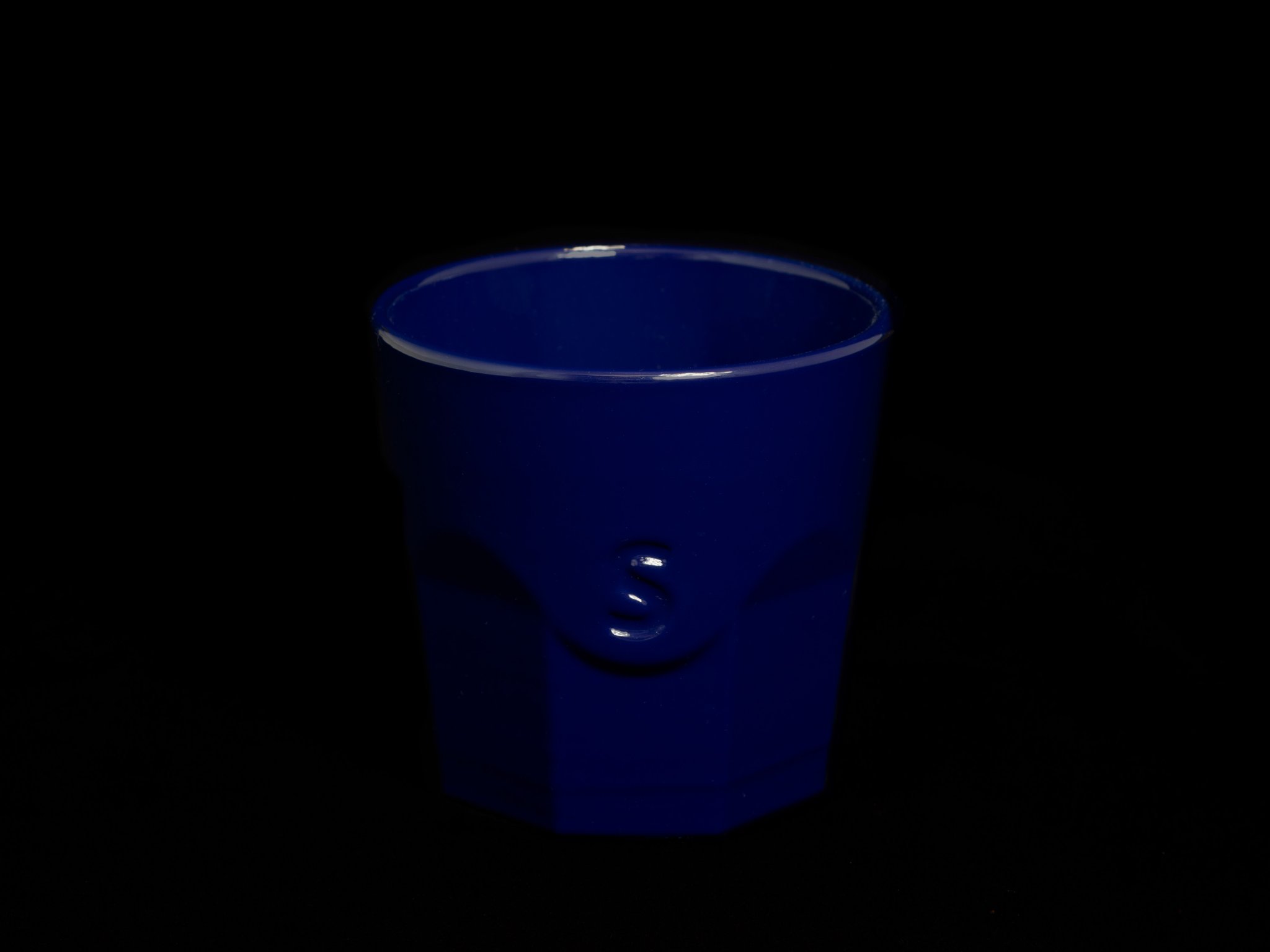 Squirtle ẩn nấp trong cốc Octaglass