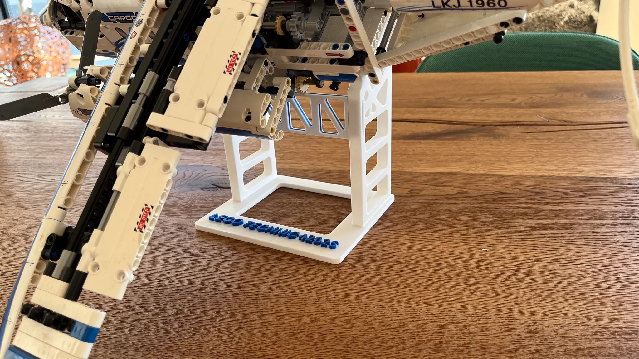 Giá đỡ trưng bày máy bay Lego Technics 42025