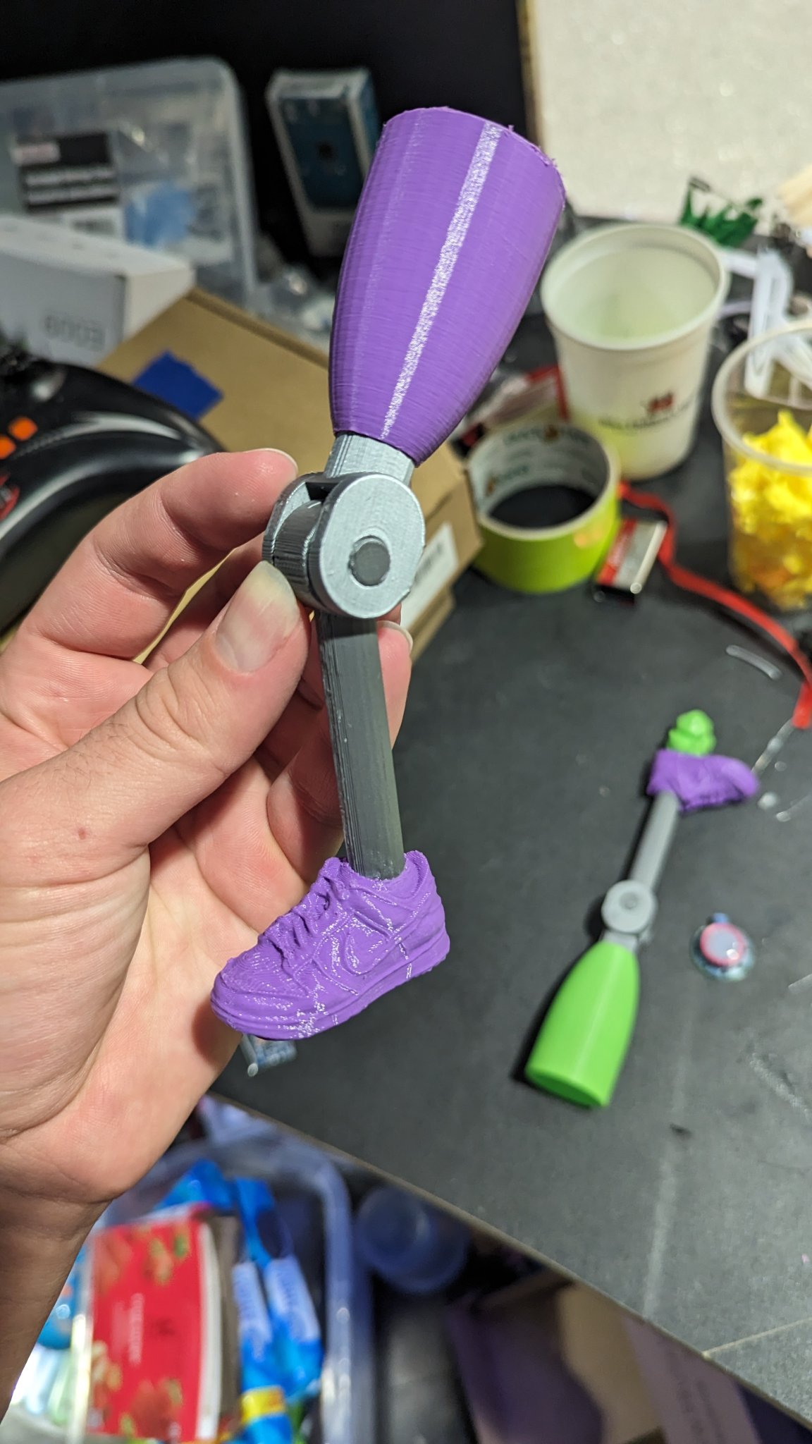 Chân giả cho búp bê trong bệnh viện nhi