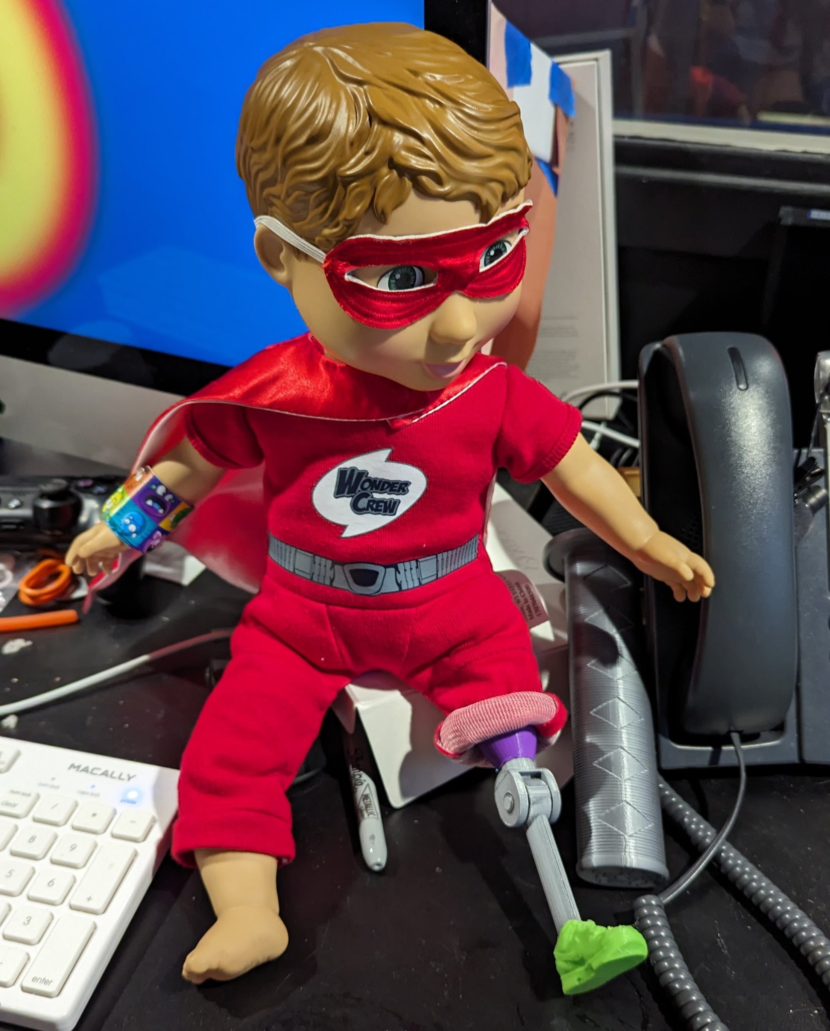 Chân giả cho búp bê trong bệnh viện nhi