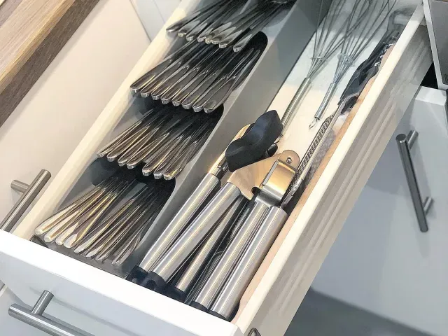 Khay đựng dao nĩa tiết kiệm không gian và phong cách