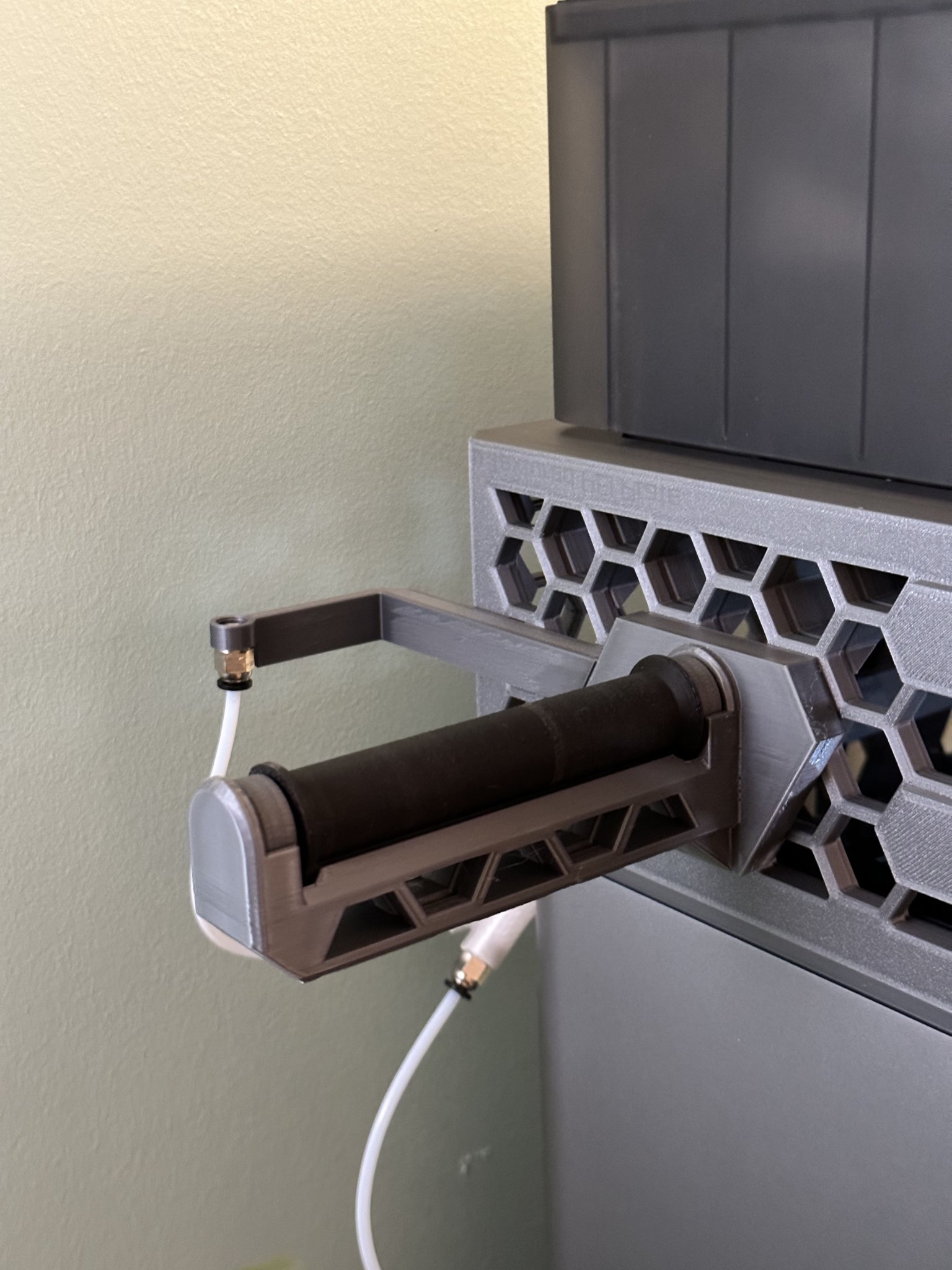 Giá đỡ cuộn dây HEX được điều chỉnh kích thước với hướng dẫn ống PTFE cho các cuộn dây có đường kính trung tâm nhỏ hơn