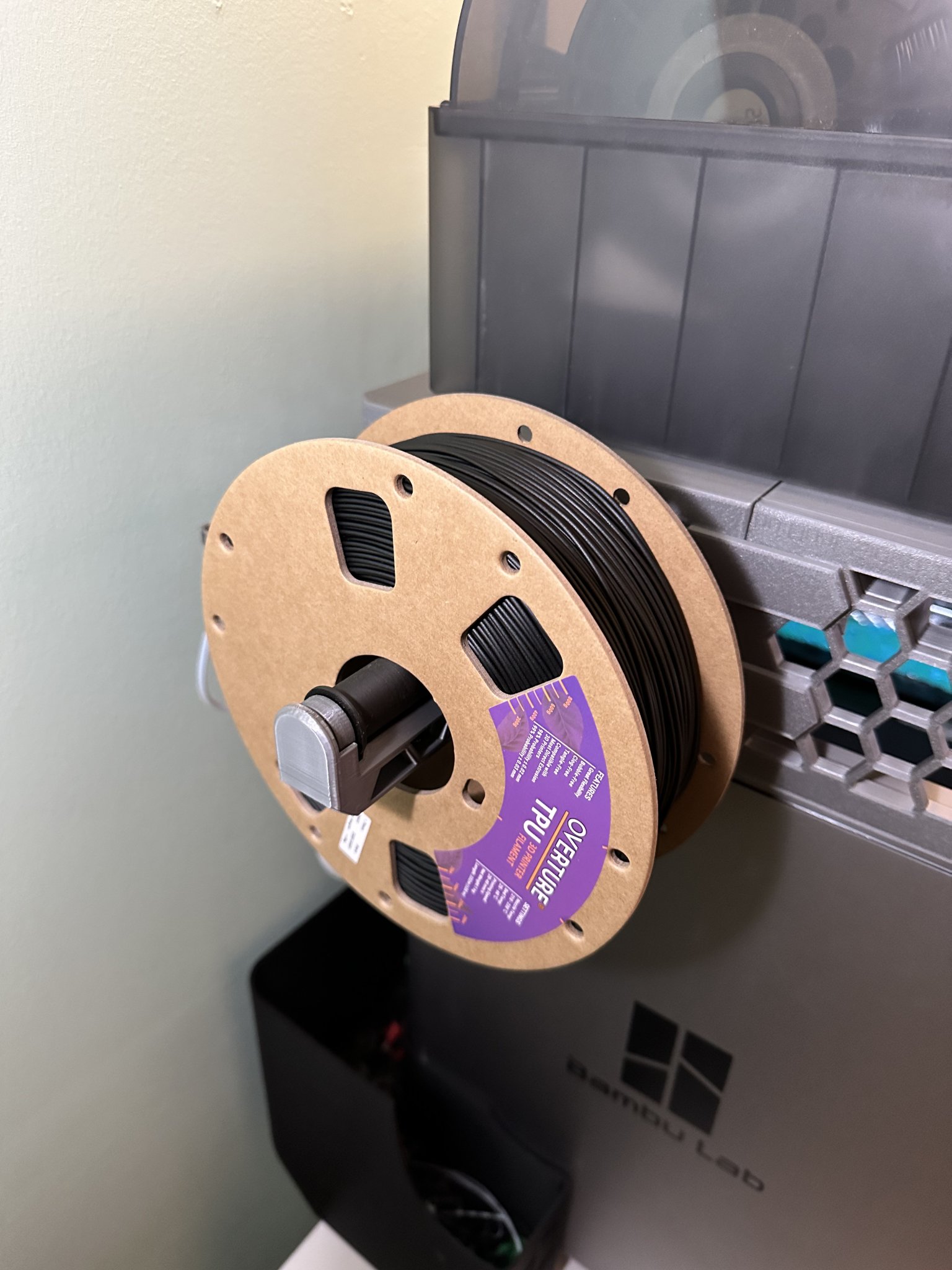 Giá đỡ cuộn dây HEX được điều chỉnh kích thước với hướng dẫn ống PTFE cho các cuộn dây có đường kính trung tâm nhỏ hơn