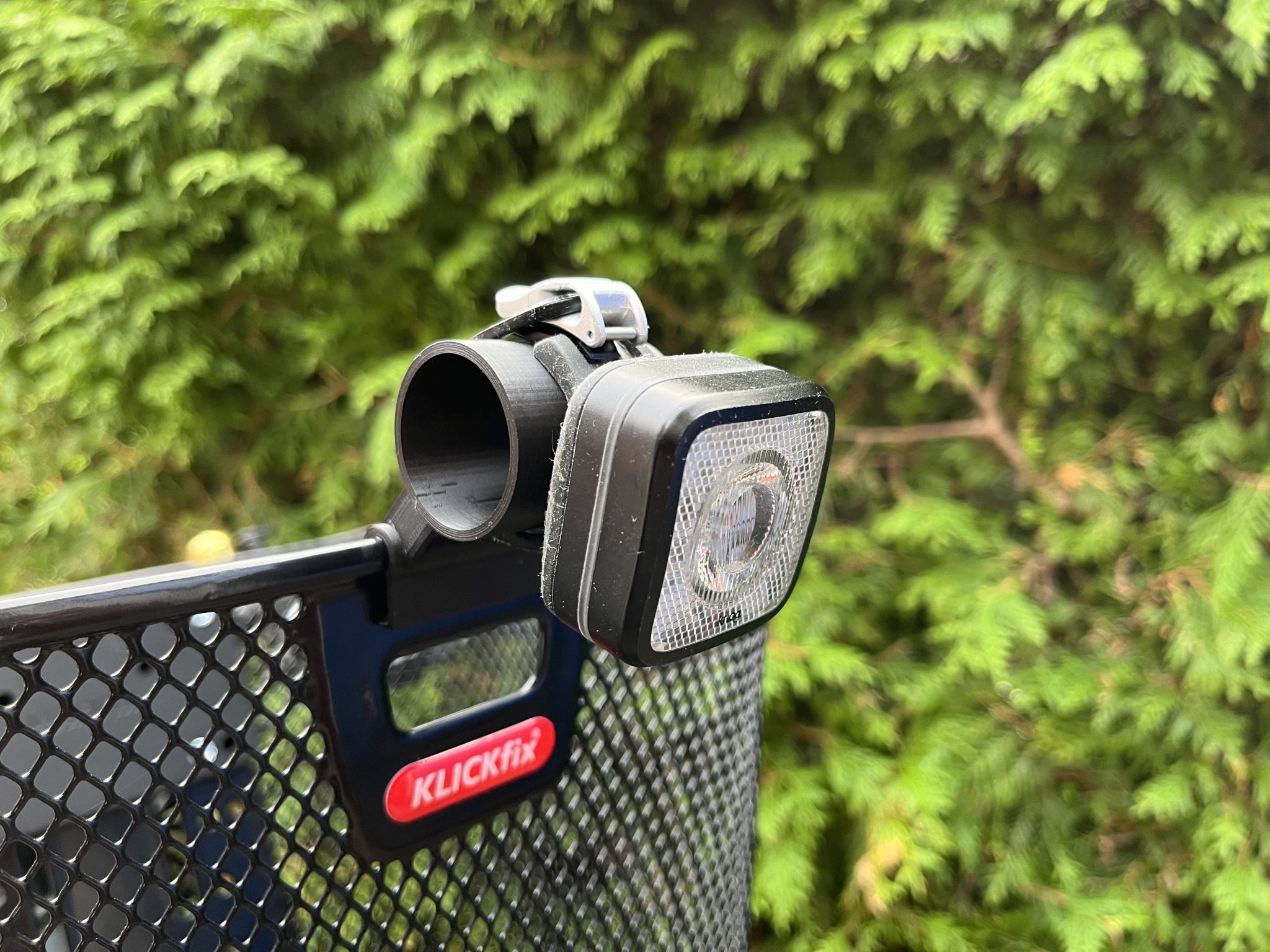 Giá đỡ đèn cho giỏ xe KLICKfix tiện lợi