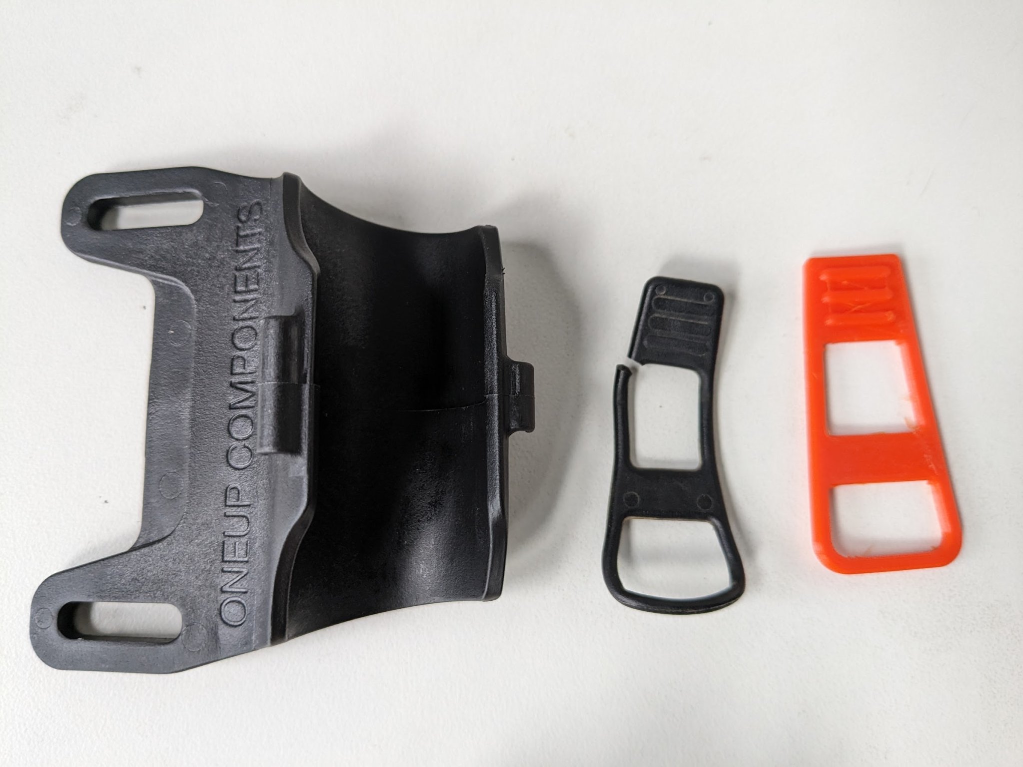 Dây đeo bơm Oneup bằng cao su bền bỉ hơn