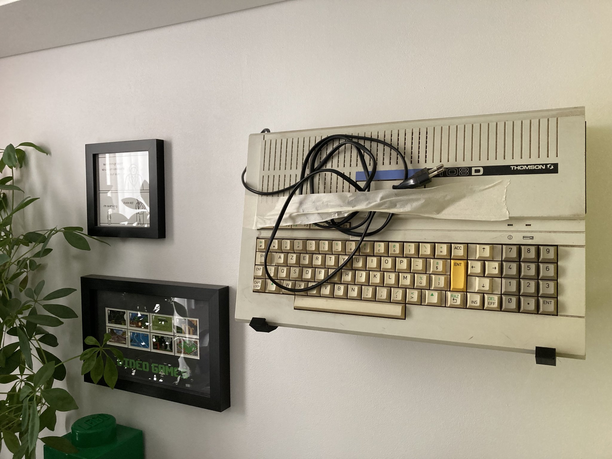 Giá đỡ tường cho máy tính Thomson TO8D kiểu "wedge