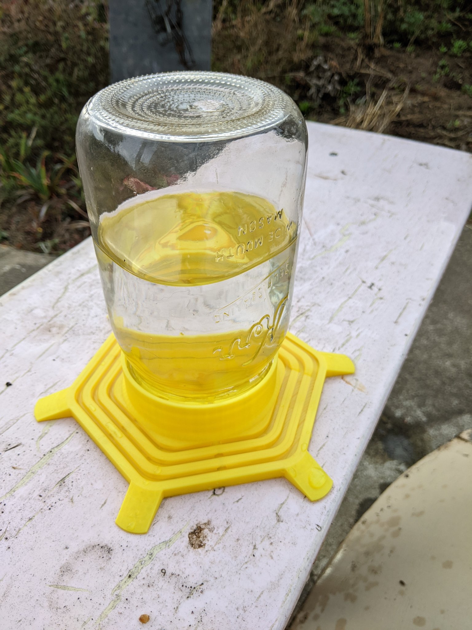 Máy cho ăn ong Neotoy với hũ thủy tinh tiêu chuẩn